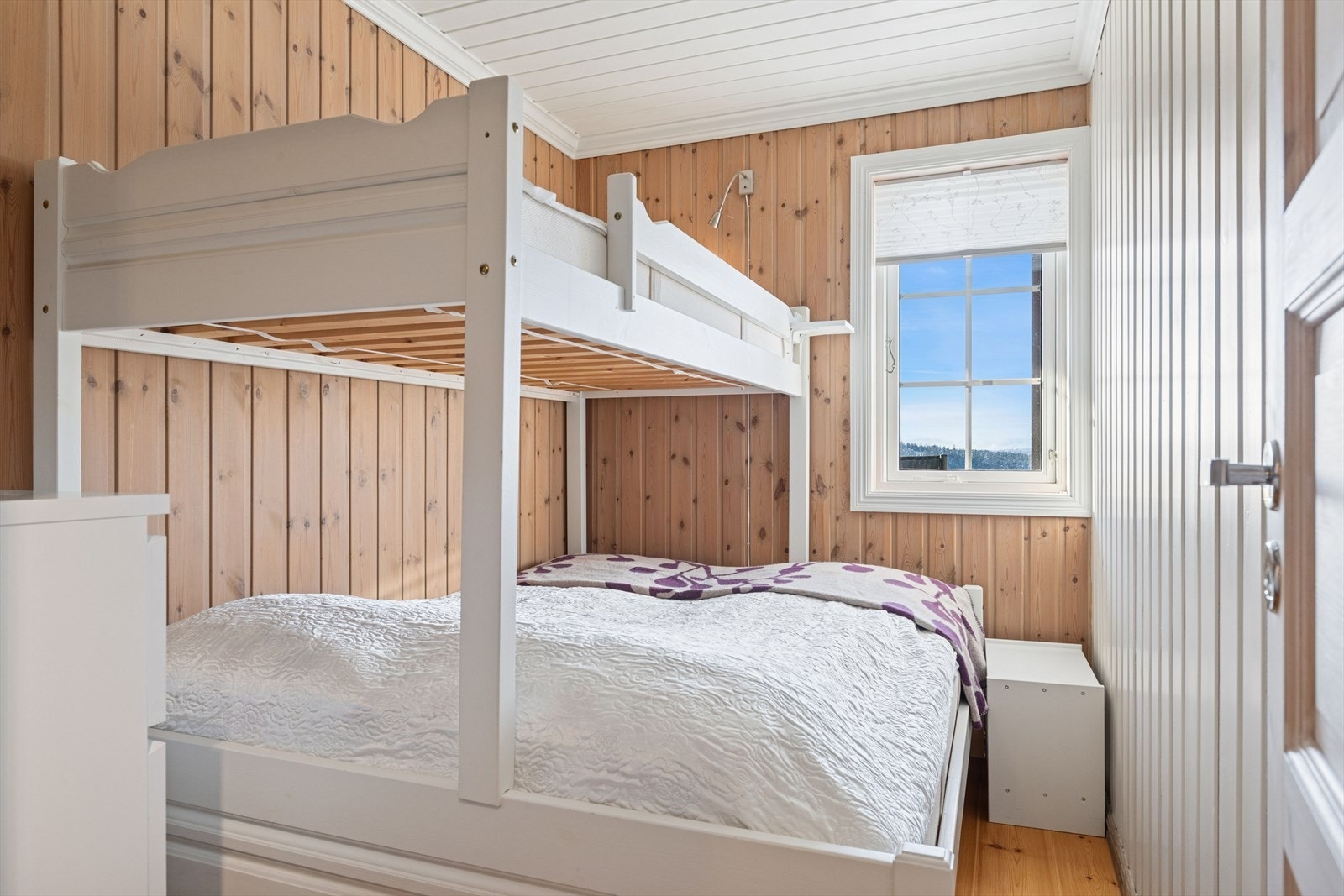 Leiligheten har to soverom, begge av god størrelse. Her er det rikelig med plass til å innrede komfortabelt, enten med dobbeltseng, familiekøye eller smarte oppbevaringsløsninger, slik at alle får sitt eget rolige tilfluktssted. Galleribilde