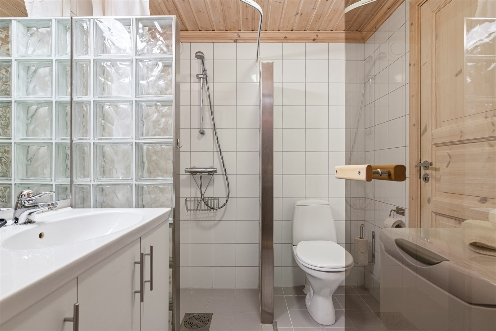Badet er også meget arealeffektivt, med dusjnisje og toalett. Den store baderomsinnredningen gir god plass til både håndklær og baderomsartikler, slik at funksjon og orden kombineres med en enkel, ryddig stil. Galleribilde