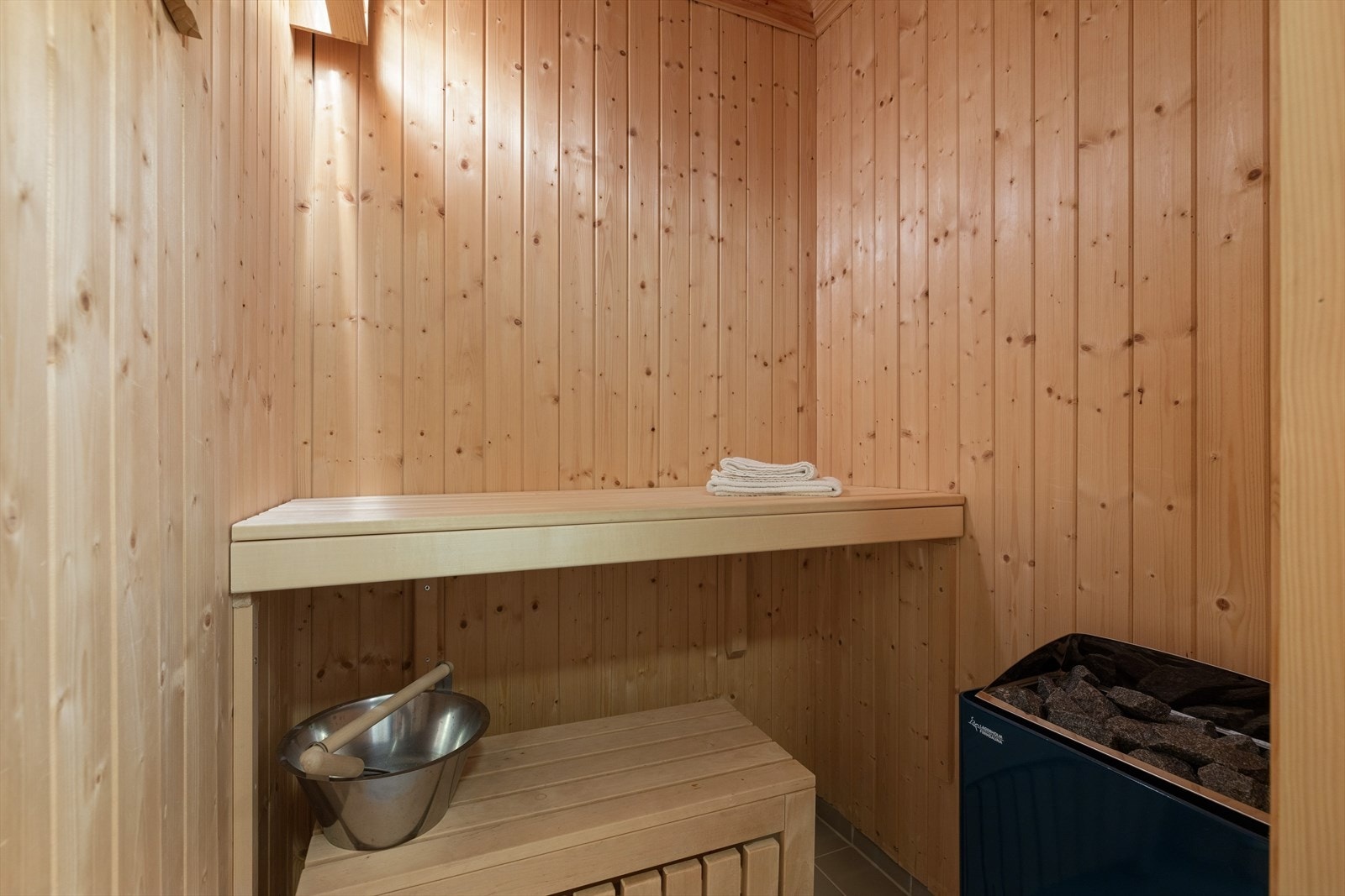 Badstua er akkurat passe stor for å nyte varme og avslapning etter en dag på ski. Her kan du senke skuldrene, kjenne varmen spre seg og la kroppen hente krefter før kvelden fortsetter. Galleribilde