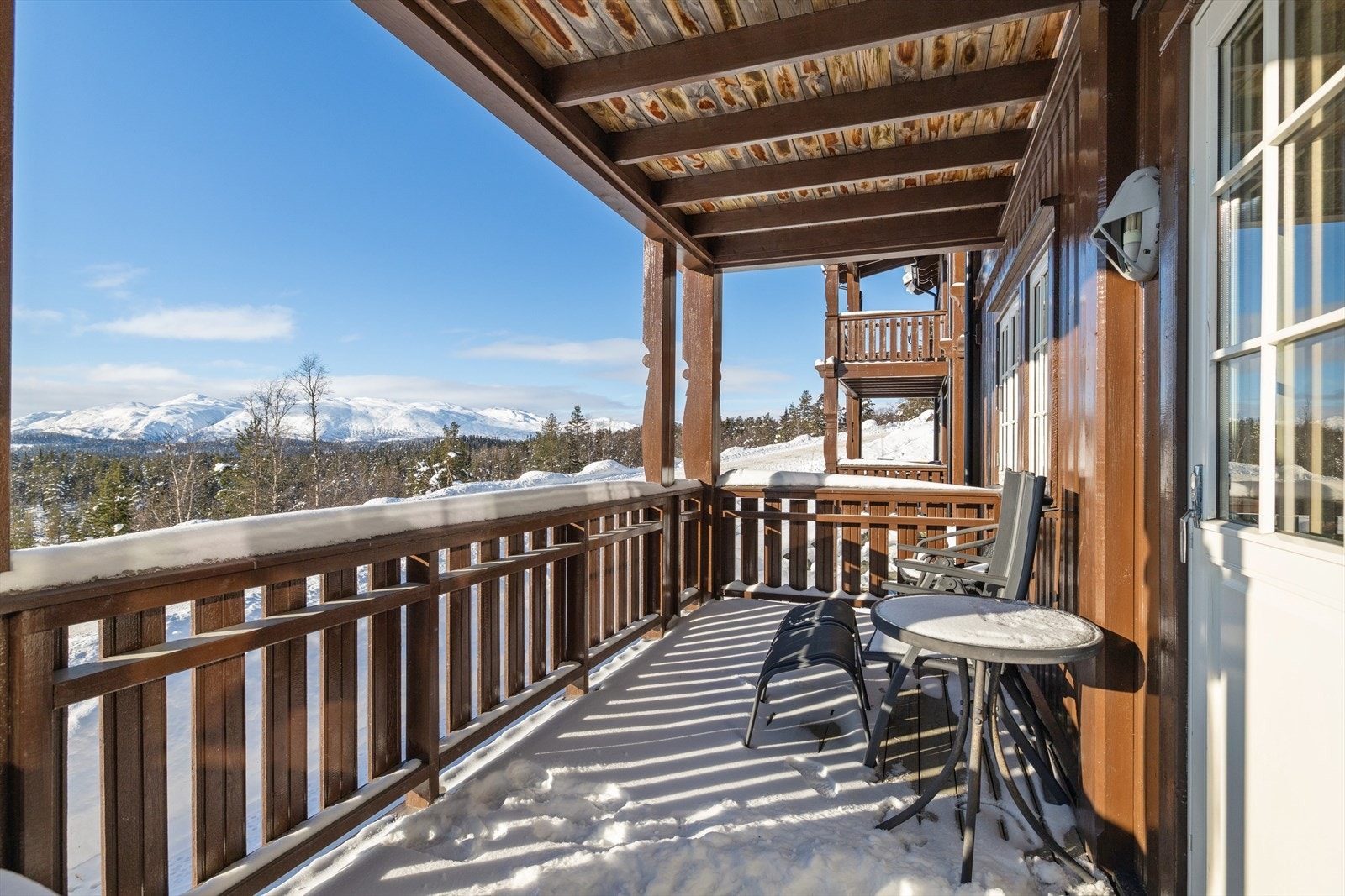 Utsikten og solforholdene på leilighetens veranda er helt upåklagelige. Her kan du nyte solskinn, la blikket gli over landskapet og få med deg både rolige stunder og vakre solnedganger. Galleribilde