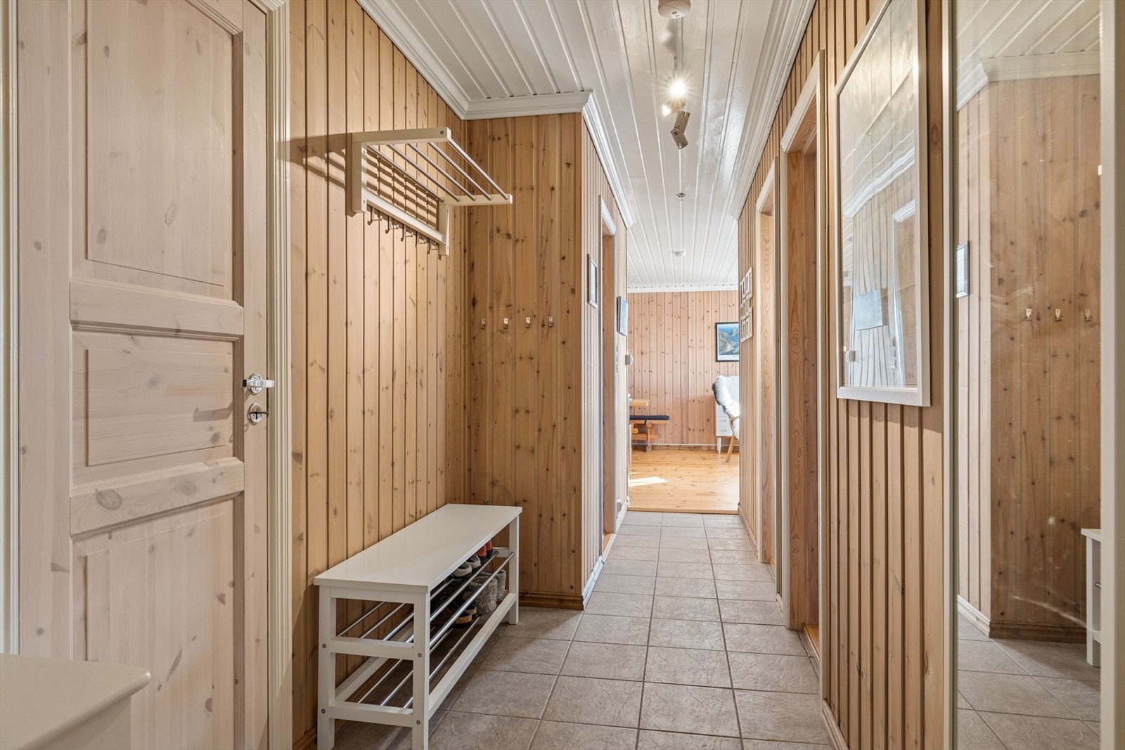 I tilknytning til gangen er det et lite teknisk rom som gir ekstra lagringsmuligheter, perfekt for sesongklær eller annet utstyr. I tillegg finner du en romslig bod rett utenfor inngangsdøren, ideell for ski, sykler eller andre fritidsartikler. Galleribilde