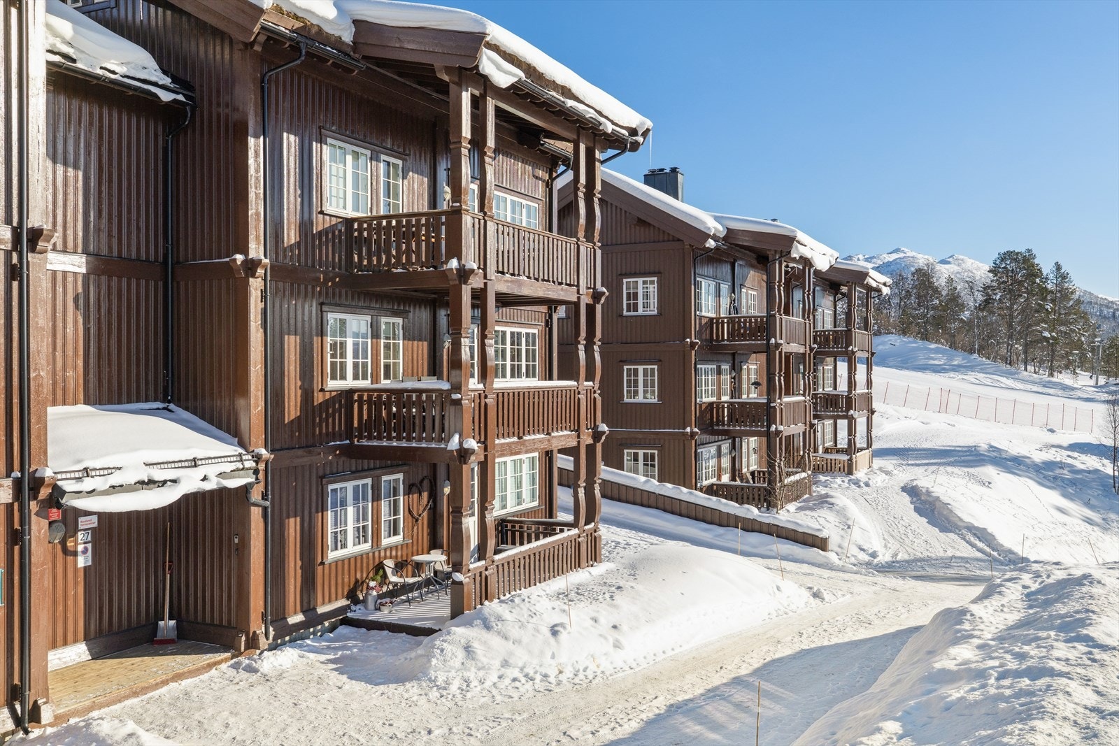 Skrider du rett ut av døren, er du få meter unna bakken - perfekt for skientusiasten. Og langrennsløypa ligger rett nedenfor leilighetsbygget, slik at både alpint og langrenn er lett tilgjengelig fra egen inngang. Galleribilde