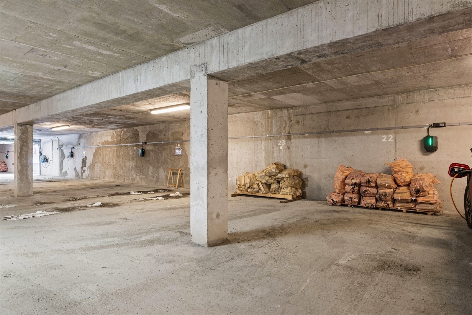 Garasjeanlegget har store og romslige parkeringsplasser, med elektrisk portåpner for enkel tilgang. I tillegg finnes en nøkkeldør, som gir trygg og praktisk adkomst til anlegget. Galleribilde