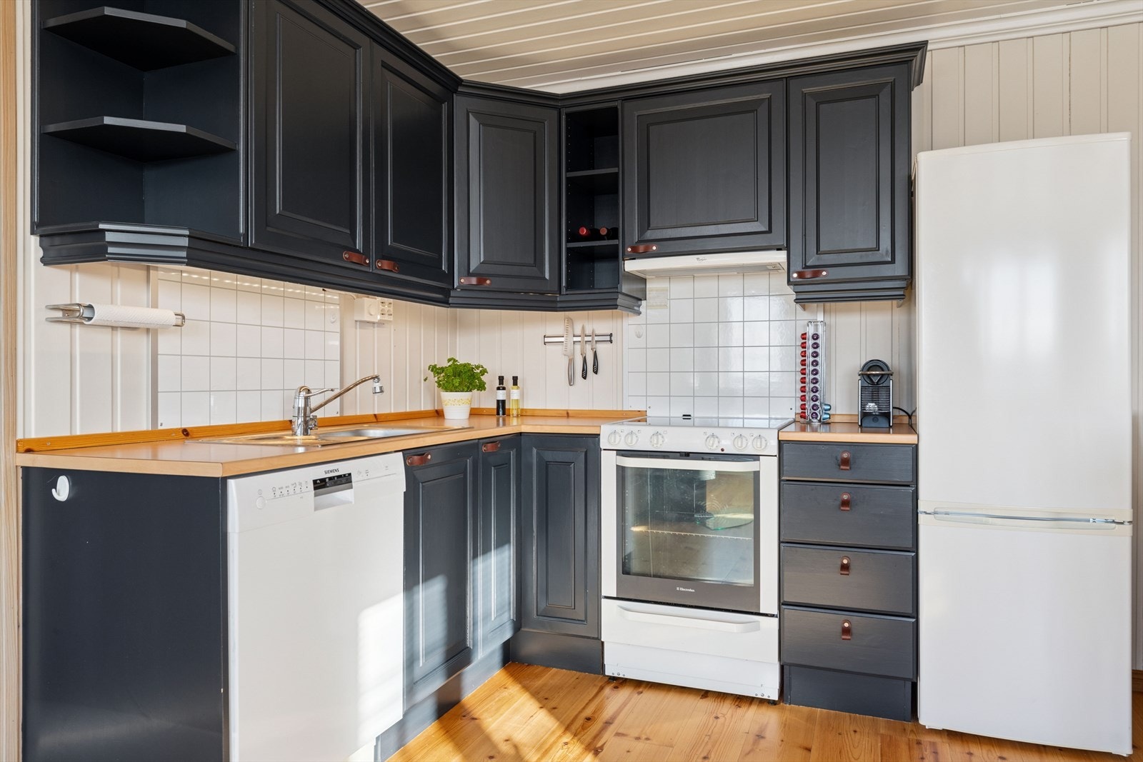 Kjøkkenet har godt med benk- og skapplass, slik at både hverdag og helg fungerer sømløst. Kjøleskap med frysedel, komfyr og oppvaskmaskin medfølger - praktiske løsninger som gjør det enkelt å nyte dagene på fjellet, med mer tid til det som virkelig betyr Galleribilde