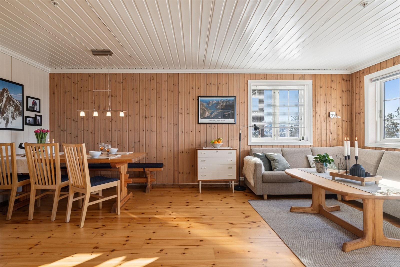 Stua er møbleringsvennlig og gir god plass til både salong og spisestuegruppe - og fortsatt rom for andre møbler om ønskelig. Her kan du forme sonene slik det passer deg, enten du vil samle mange rundt bordet eller skape en lun krok for rolige kvelder med Galleribilde