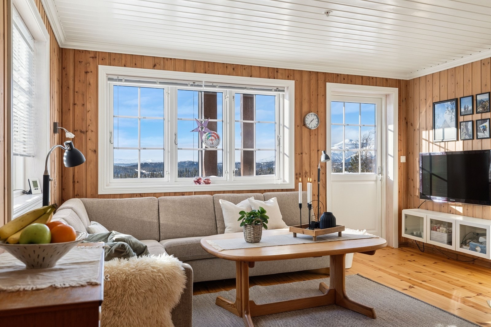 I stue er det vedovn som gir ekstra varme og en helt egen stemning på kalde dager. Fra stuedelen er det utgang til en deilig og solrik veranda - et ekstra rom under åpen himmel, perfekt for rolige morgener og lange, lyse ettermiddager. Galleribilde