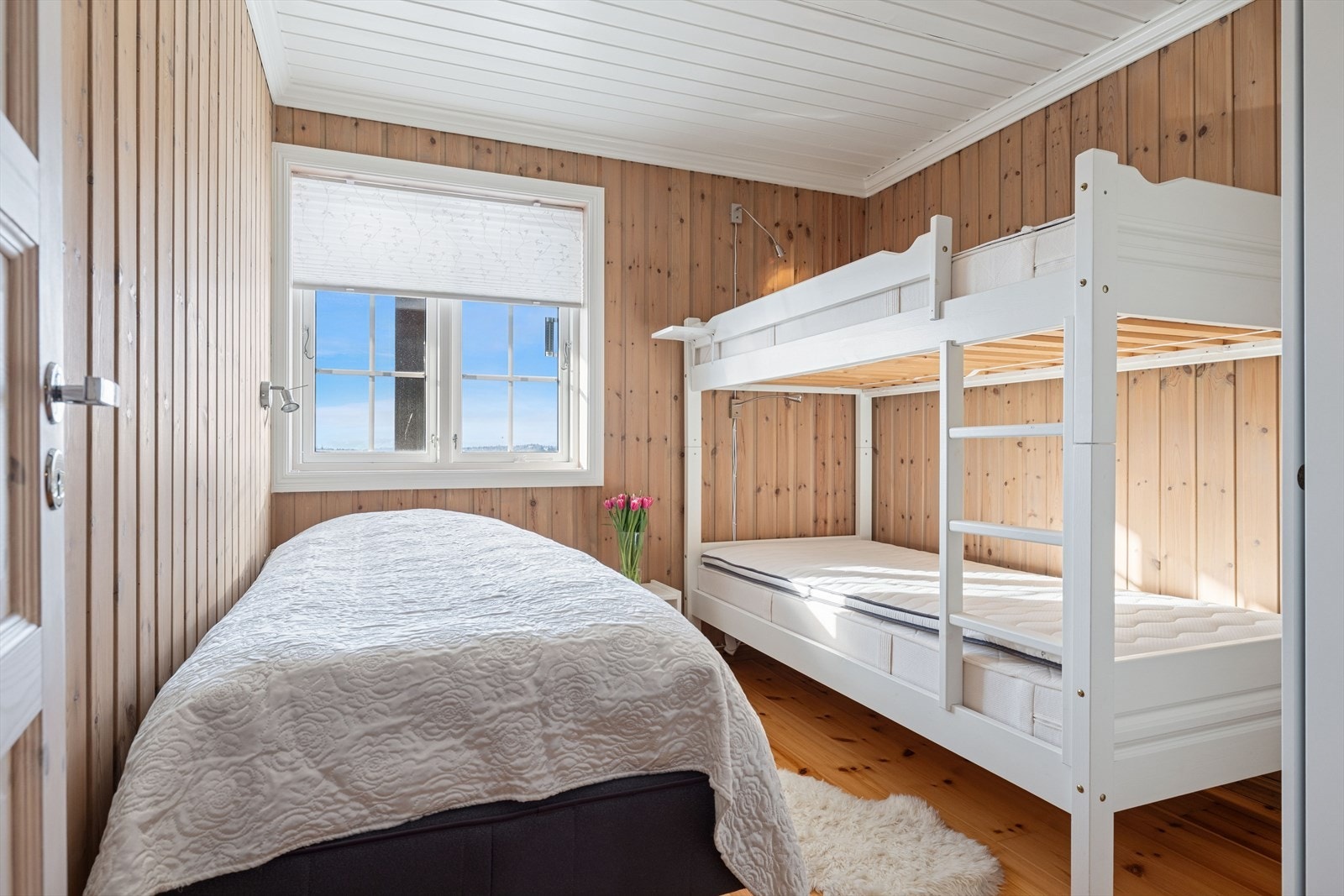 Her er det plass til dobbeltseng eller familiekøye, samtidig som det er rom for gode garderobeløsninger. Praktisk og komfortabelt - slik at både små og store kan finne sin egen plass å trekke seg tilbake på etter en innholdsrik dag ute. Galleribilde