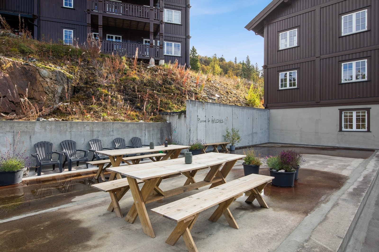 Det finnes en sittegruppe til felles bruk for alle beboere, perfekt for å nyte sola, dele en kopp kaffe eller småprate med naboene i hyggelige omgivelser. Galleribilde