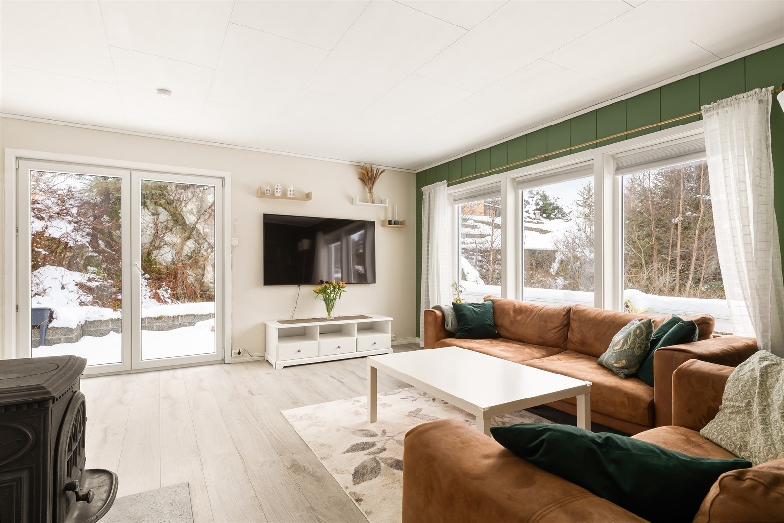 Store vinduer som tilfører rikelig naturlig belysning. Galleribilde