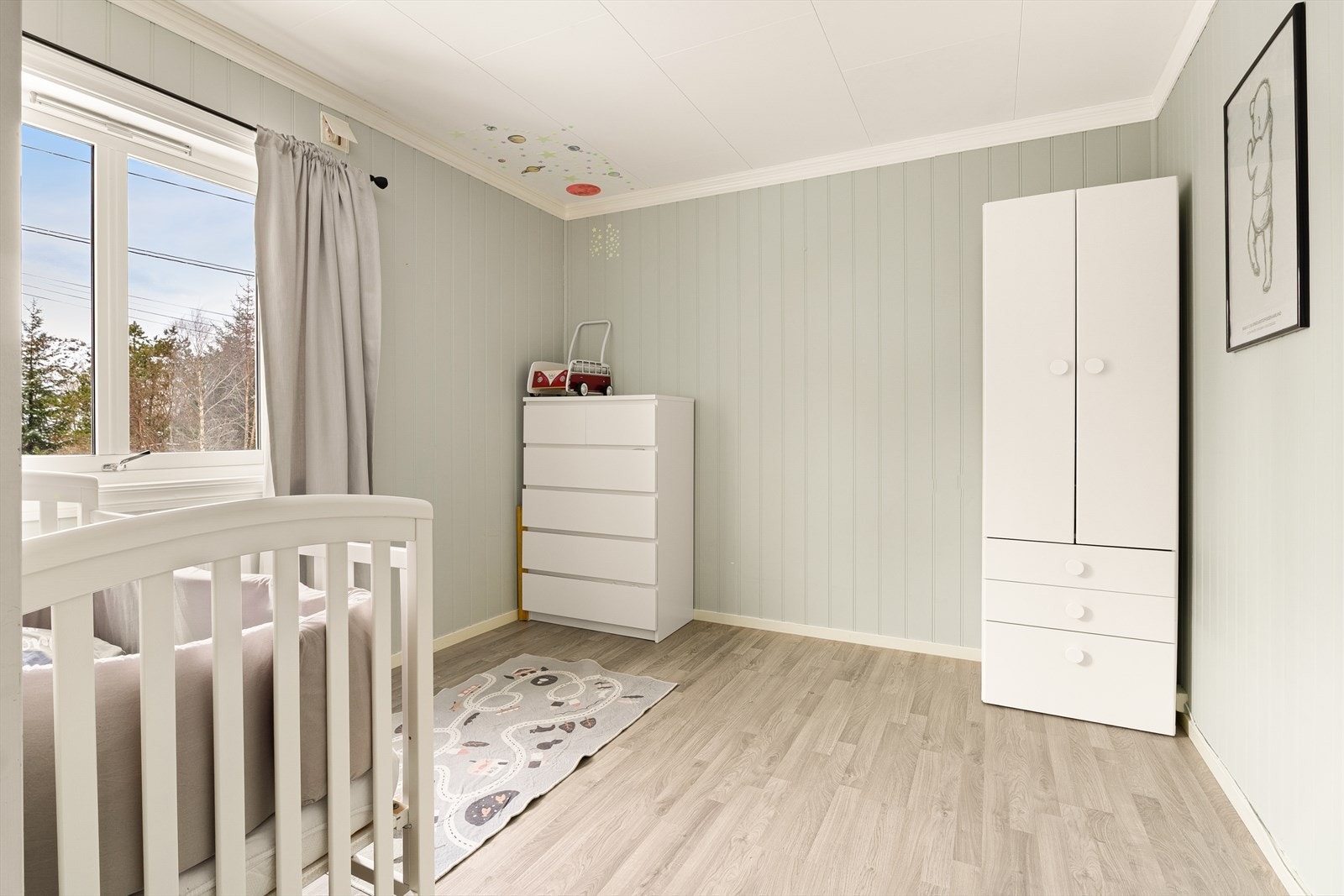 Begge rom har plass til seng og garderobeløsning. Galleribilde