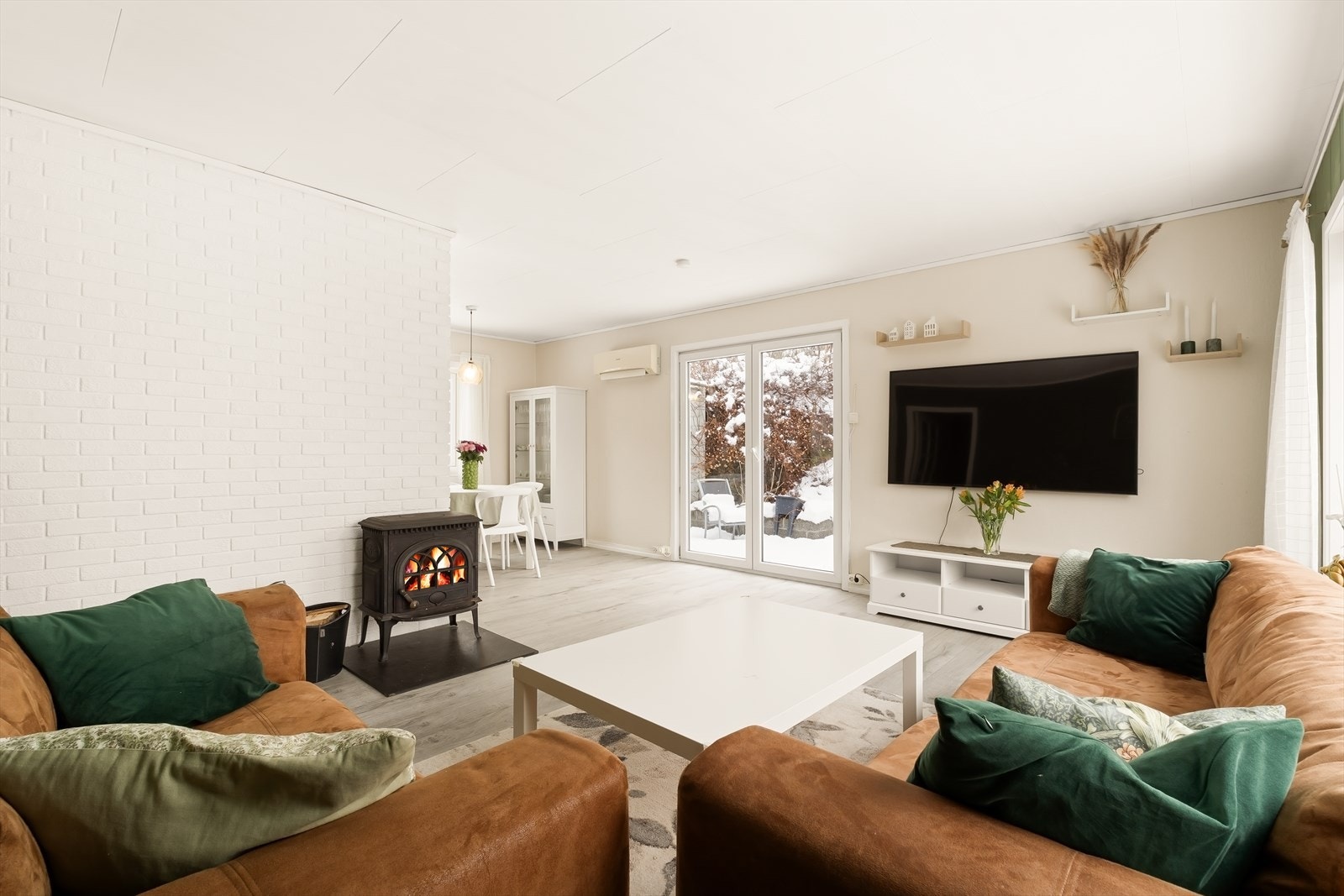 Peis i stue som varmer godt på kalde vinterdager. Galleribilde