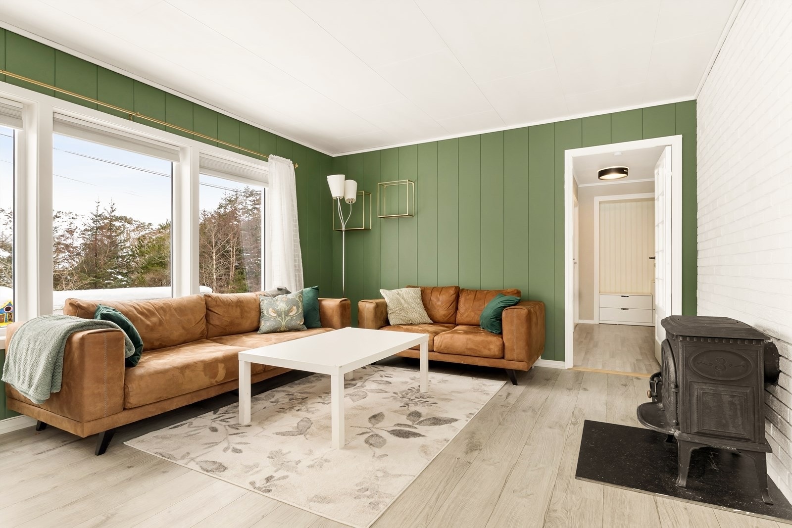 Lys og fin stue med god plass til både sitte- og spisegruppe. Galleribilde