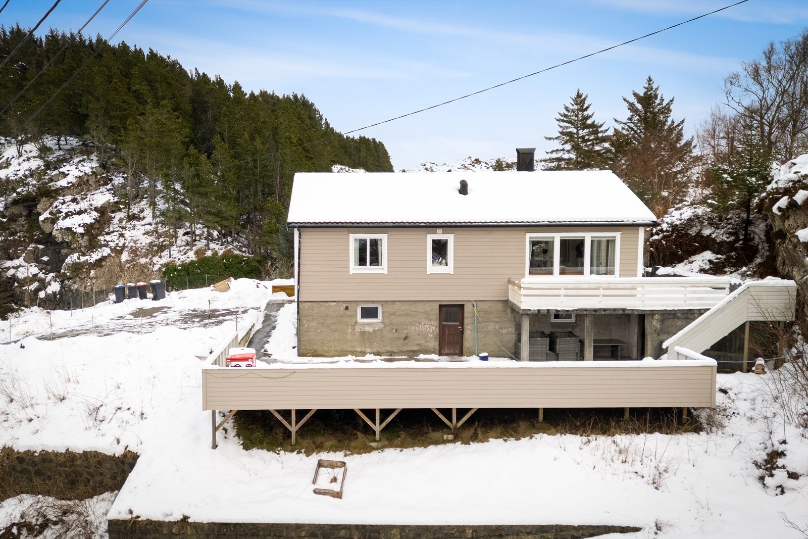 Eiendommen har en flott beliggenhet i et etablert boligområde på Stolmen i Austevoll. Eiendommen er solrik og har flott utsikt mot sjø. Fra eiendommen er det kort avstand til dagligvarebutikken Joker som også er søndagsåpen. Galleribilde