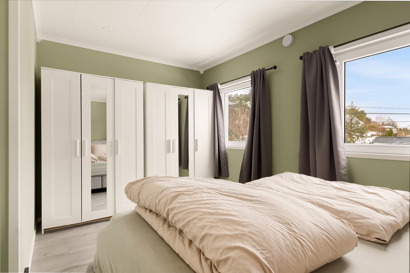 Boligen har 2 gode soverom som begge befinner seg i hovedetasjen. Galleribilde