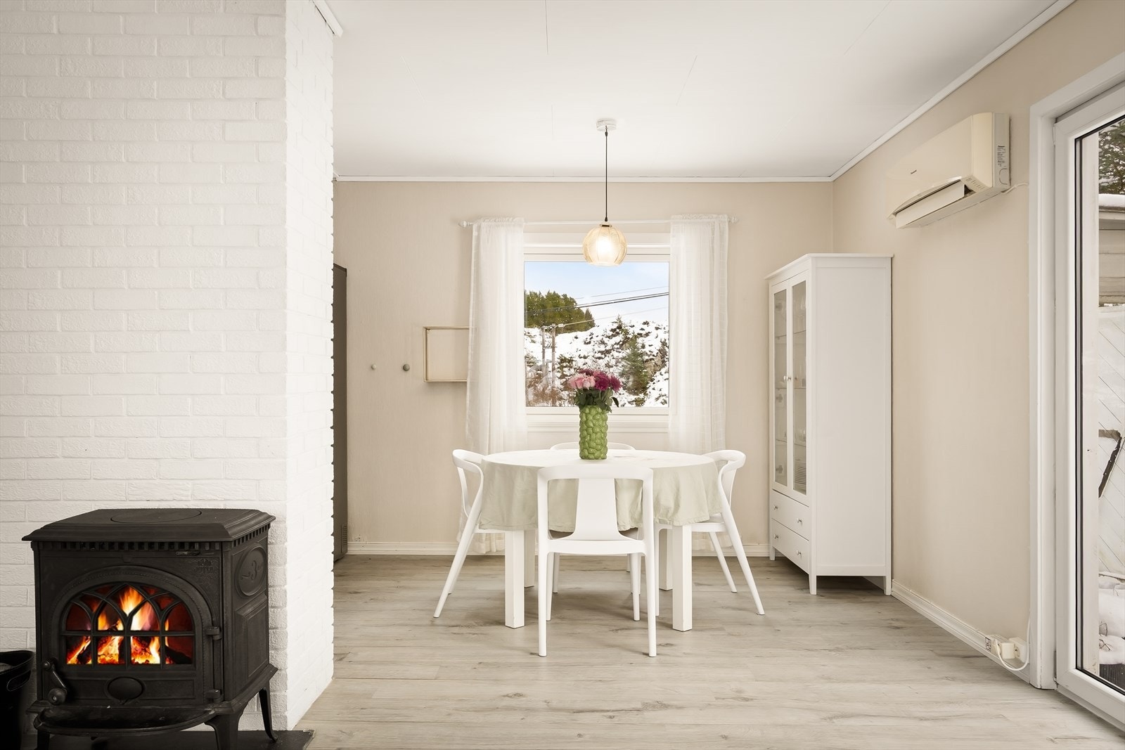 Naturlig soneinndeling for stue og spisestue. Galleribilde