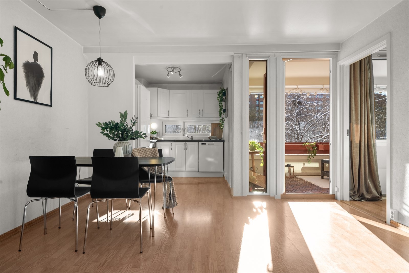 Stue og kjøkken i åpen løsning skaper en romslig og sosial arena. Galleribilde