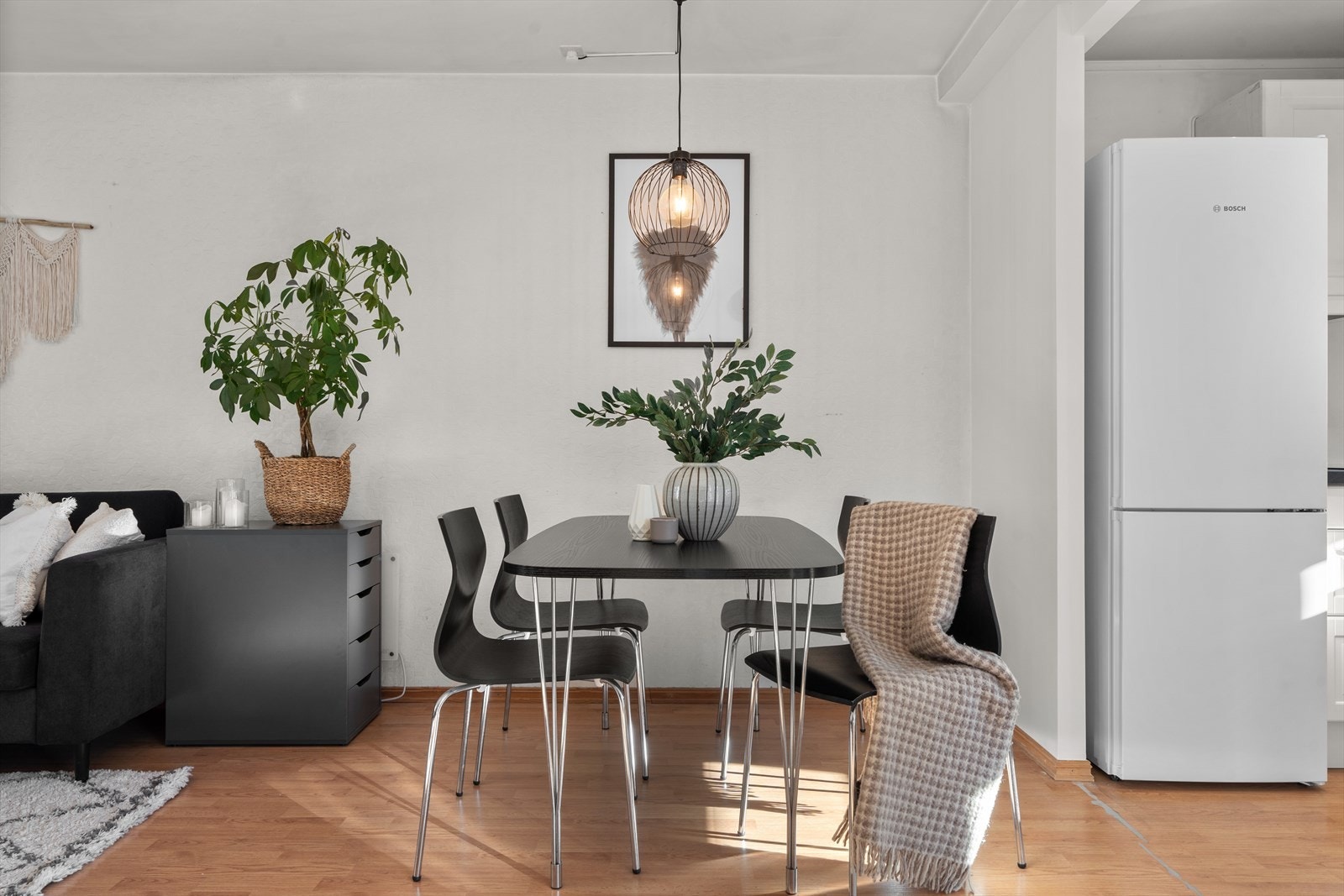 Generøse vindusflater gir godt med naturlig lys. Galleribilde