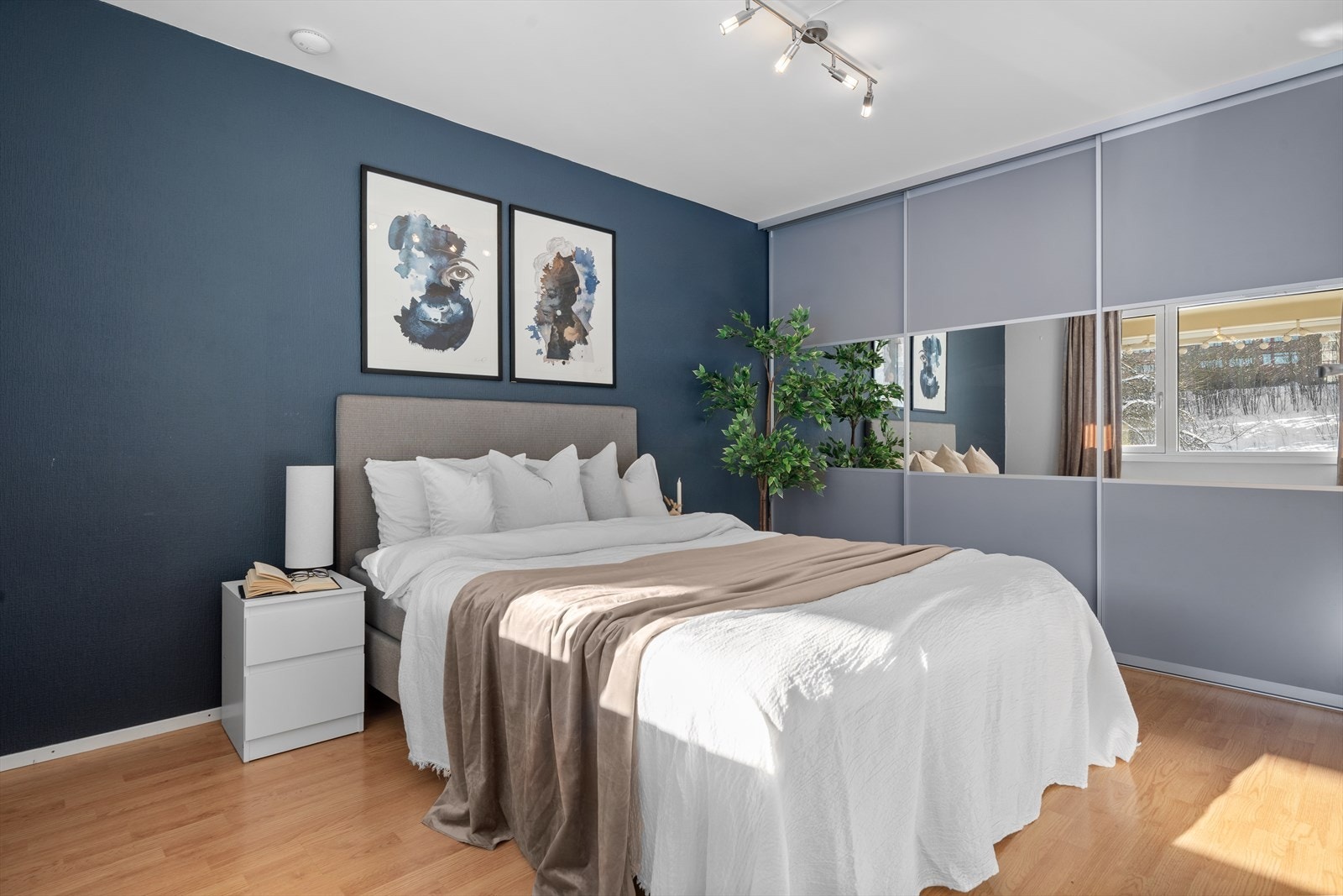 Luftig soverom med skyvedørsgarderobe og god plass til dobbeltseng. Galleribilde