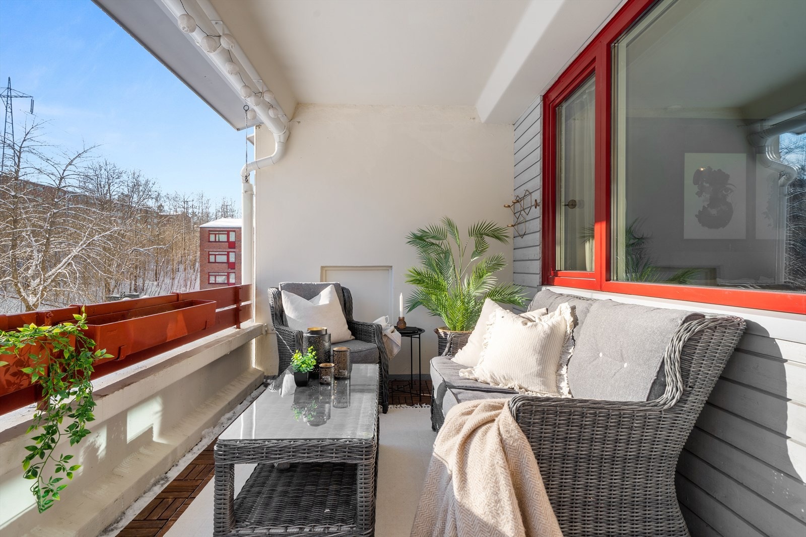 En pen og romslig 2-roms leilighet beliggende i frodige omgivelser på Lindeberg, med Østmarka innen behagelig rekkevidde. Galleribilde