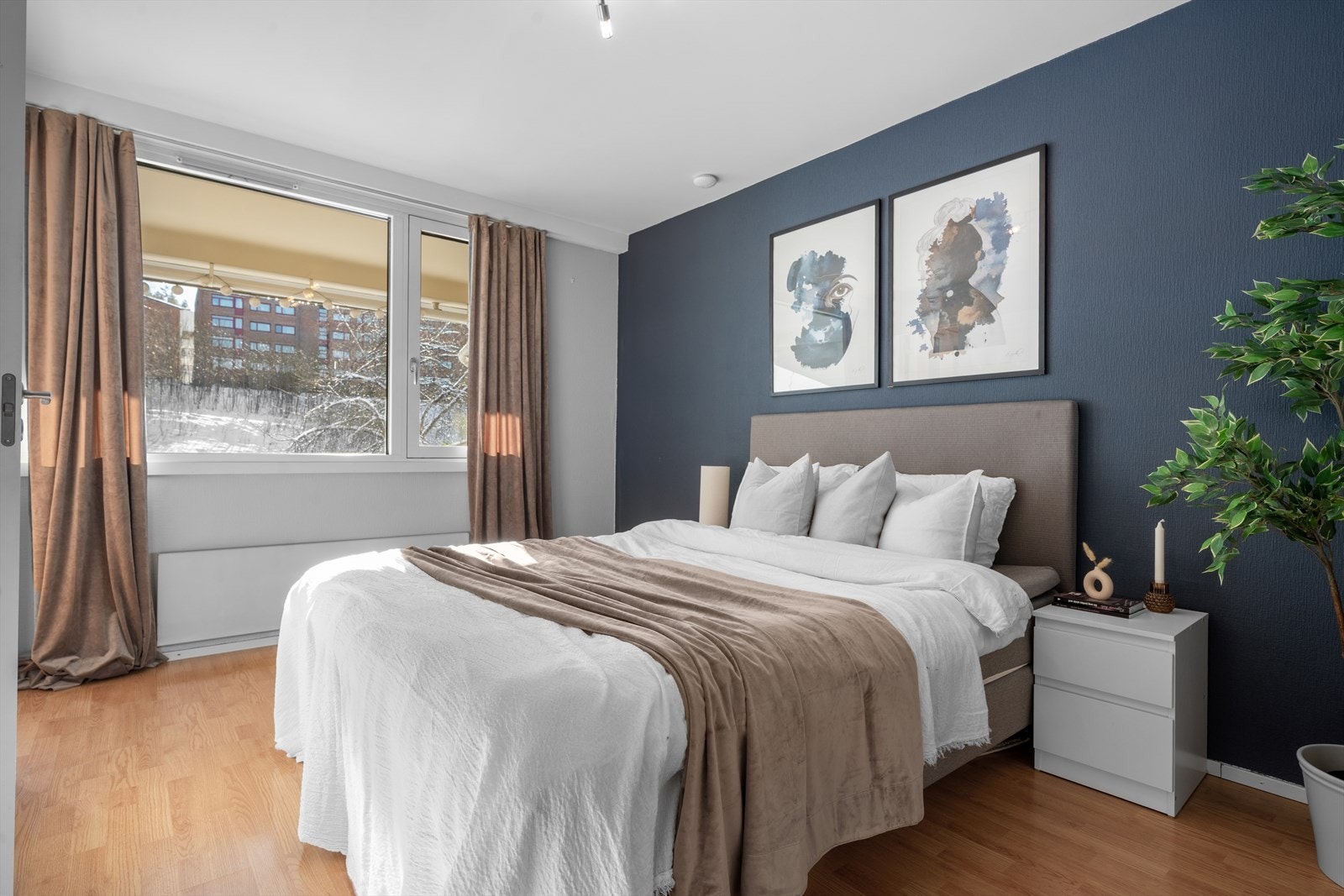 Soverommet har store vindusflater og stille beliggenhet ut mot fellesareal. Galleribilde