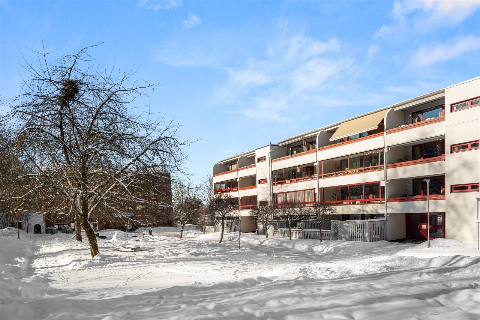 Fellestomten til borettslaget er pent opparbeidet med interne veier, plenarealer, lekeplass m.m. Galleribilde