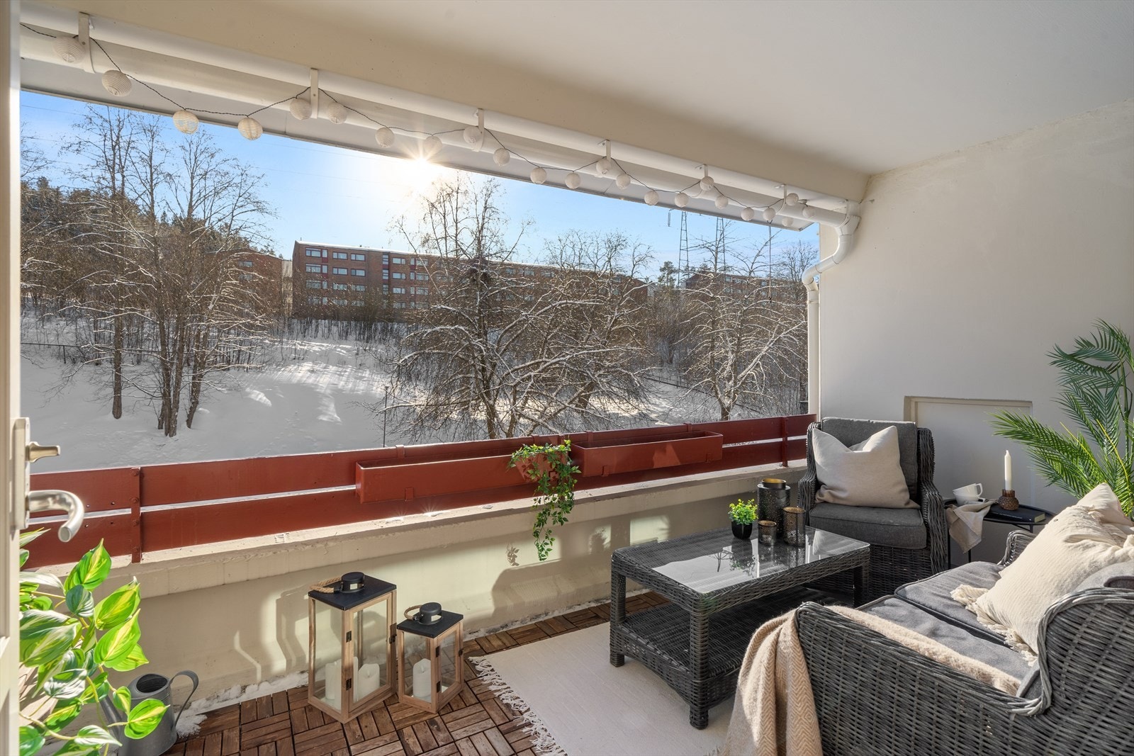 Fra stuen er det utgang til overbygget balkong mot syd med plass til utemøbler og potteplanter. Galleribilde