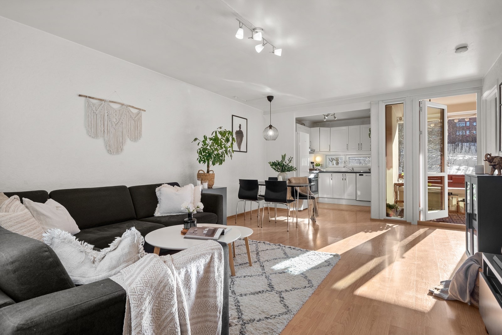 Velkommen til Lindebergåsen 47B, en flott 2-roms leilighet med flott beliggenhet på Lindeberg. Galleribilde