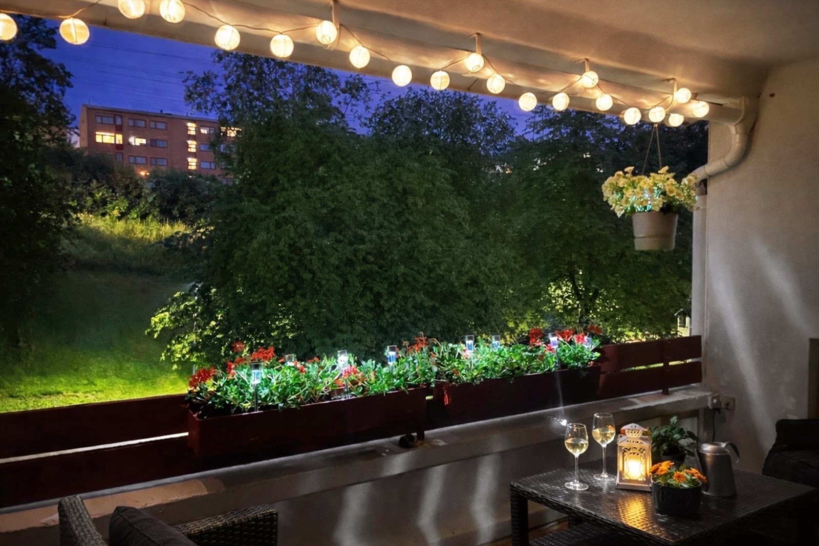 Fra stuen er det utgang til overbygget balkong mot syd med plass til utemøbler og potteplanter. Galleribilde