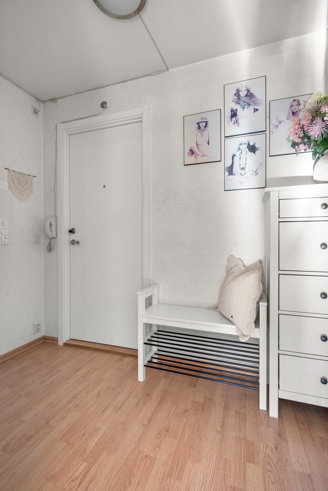 Lys og romslig entré med direkte tilknytning til bod. Galleribilde