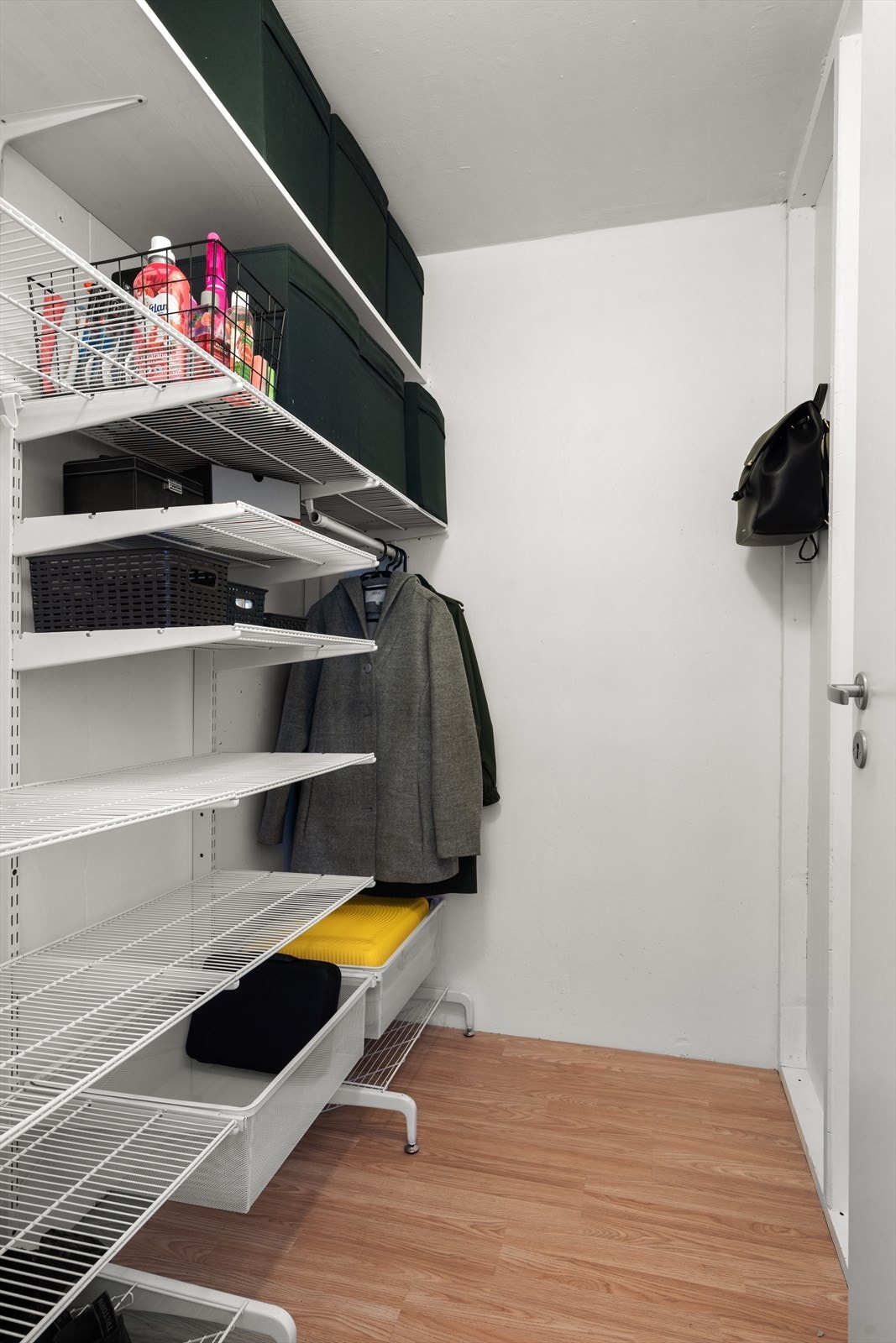 Praktisk innvendig bod for oppbevaring. Galleribilde