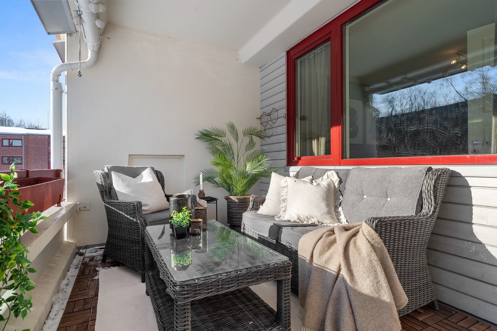 Fra stuen er det utgang til overbygget balkong mot syd med plass til utemøbler og potteplanter. Galleribilde