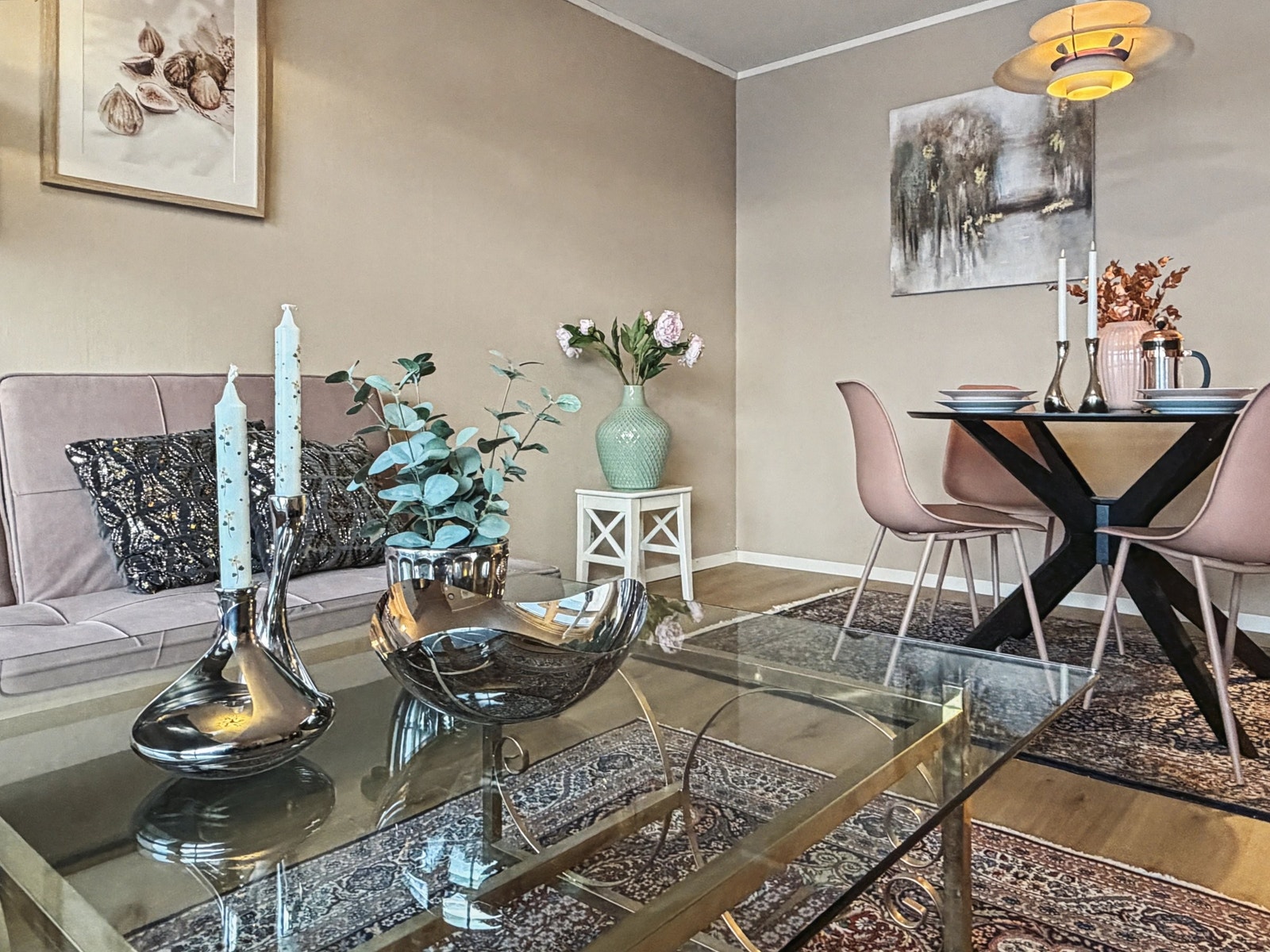 Stuen har plass til både sofabord og spisebord. Galleribilde