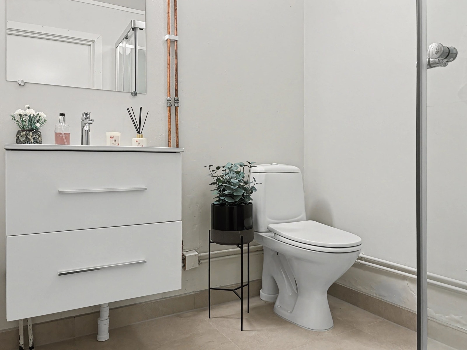 Flislagt bad oppgradert i 2023. Dusjkabinettet er nytt fra 2025. Galleribilde