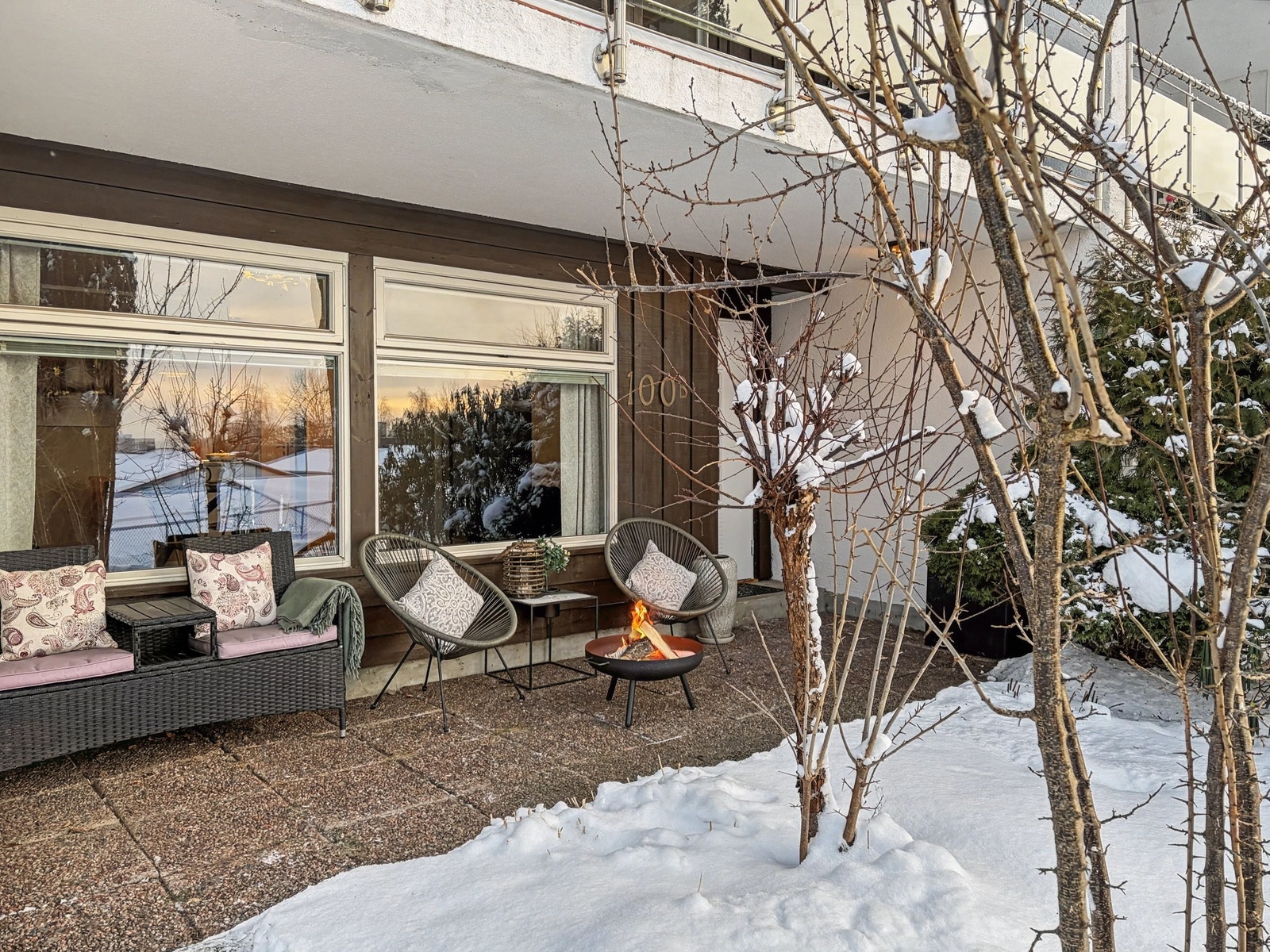 Vestvendt uteplass med gode solforhold. Galleribilde