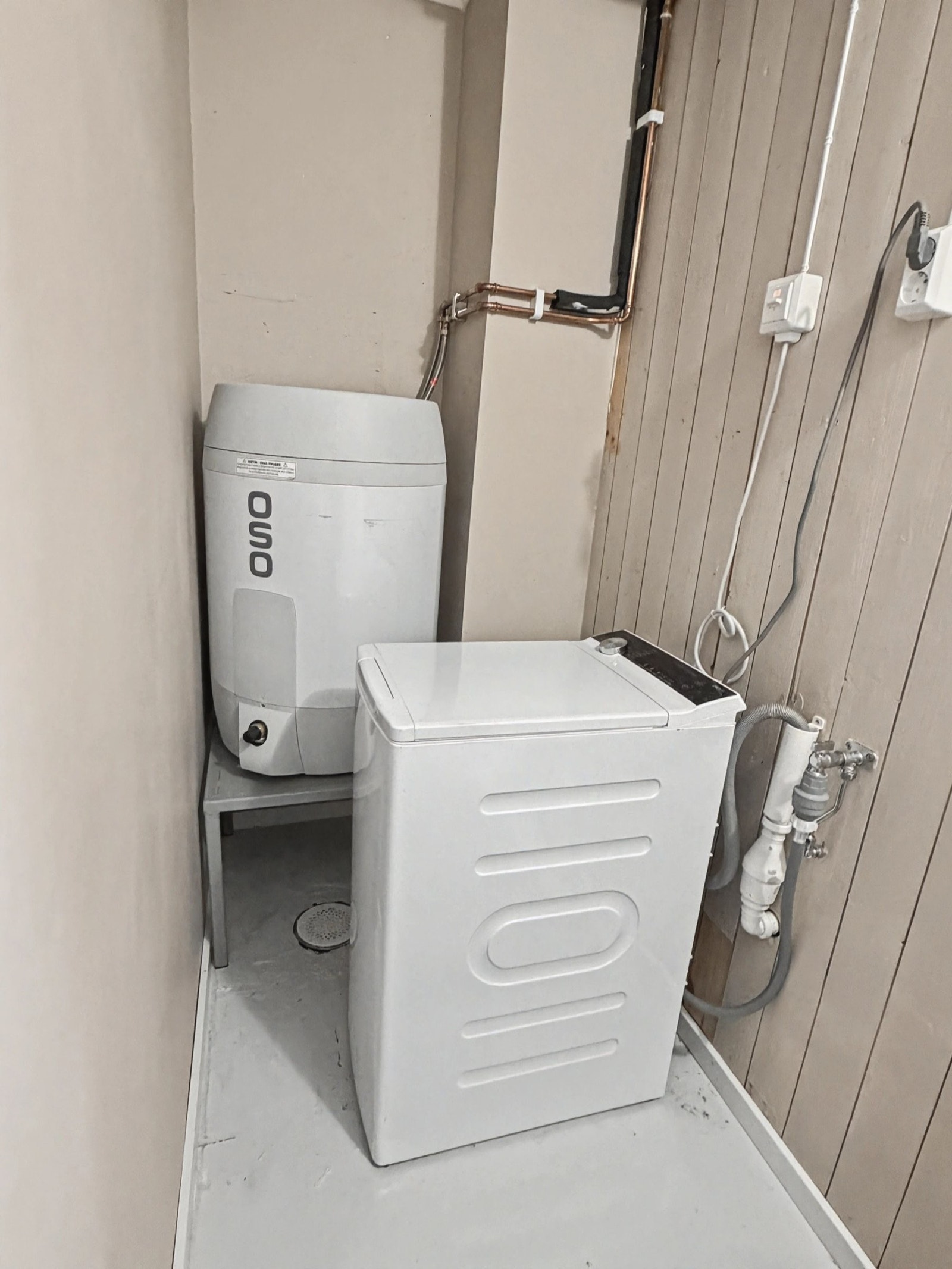 Eget vaskerom med varmtvannstank på ca. 120 liter og toppmatet vaskemaskin. Galleribilde