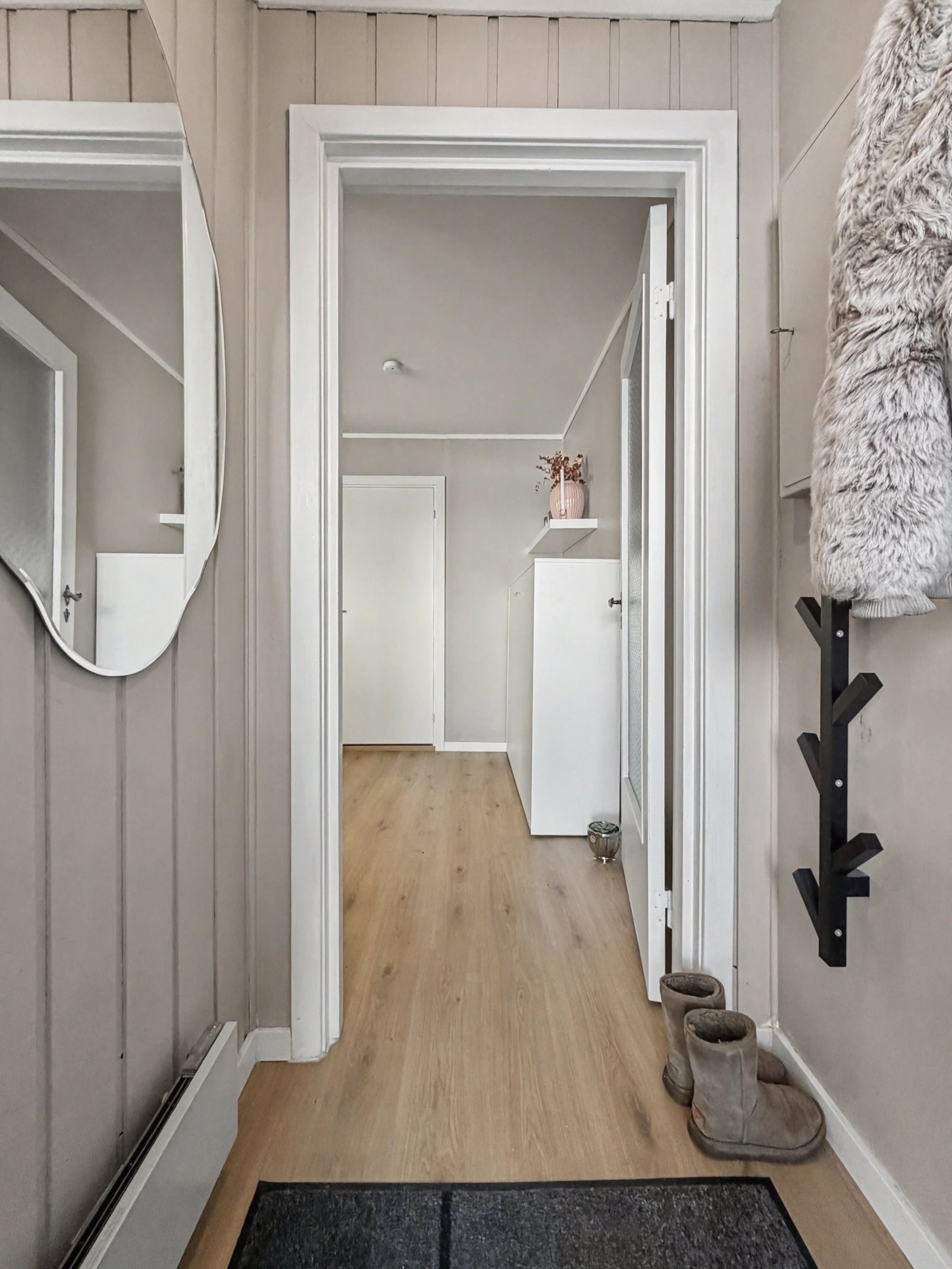 Lyst inngangsparti med oppbevaringsmuligheter for sko og yttertøy. Galleribilde
