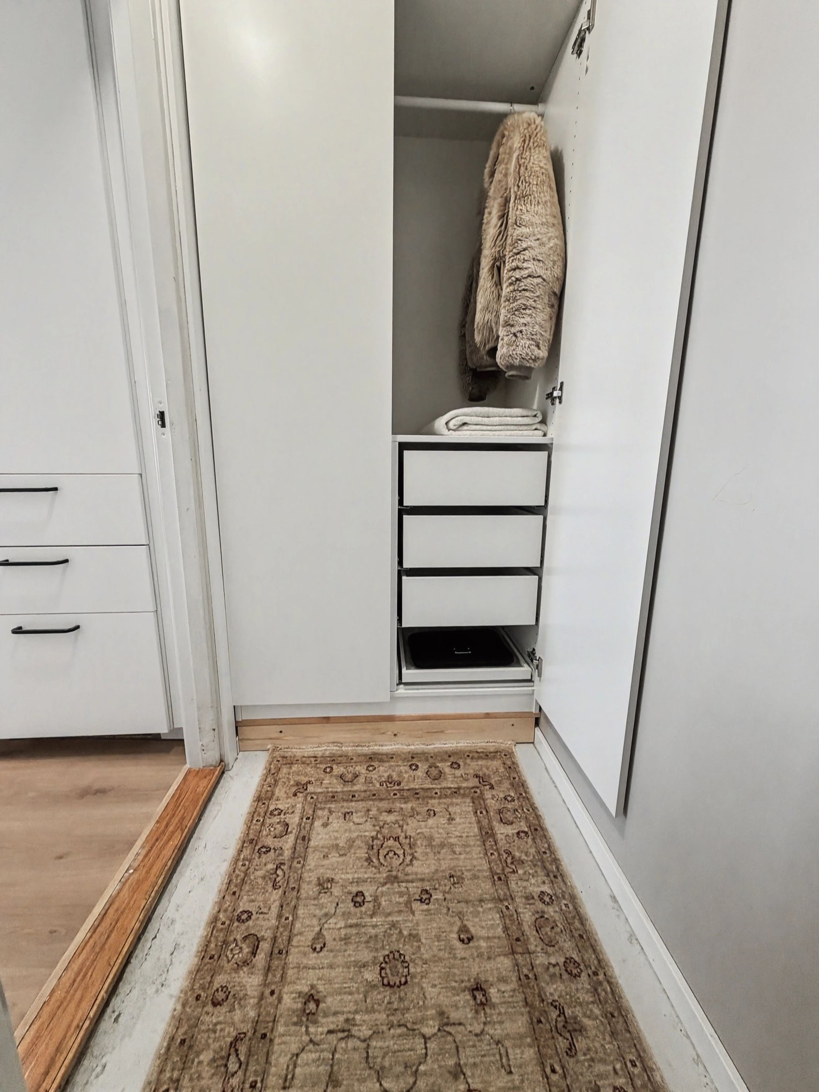 I andre enden av vaskerommet er det montert et PAX-garderobeskap 100x58x201. Galleribilde