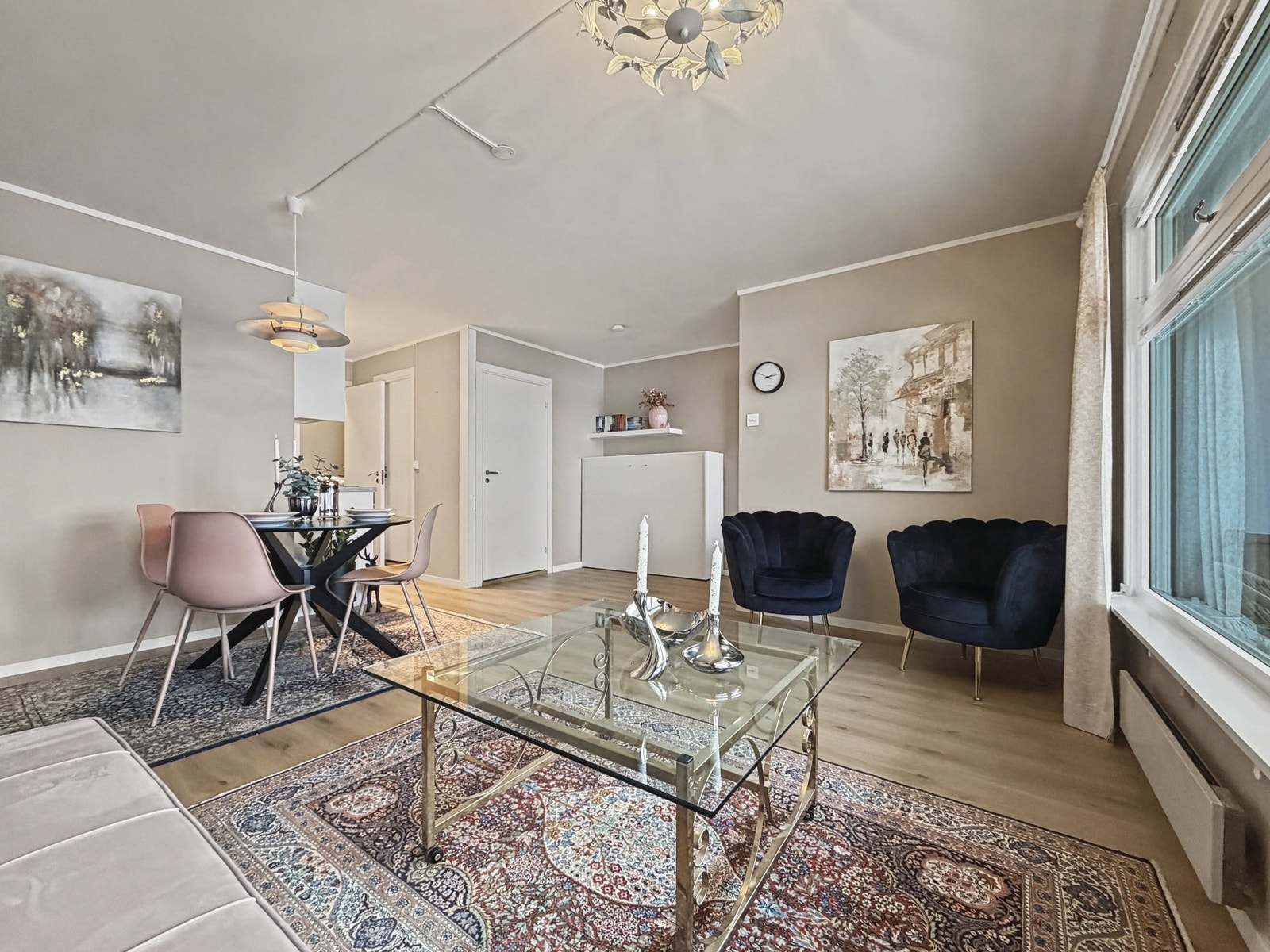 Lys og romslig stue som gir en god romfølelse. Leiligheten er arealeffektiv som gjør det enkelt å innrede etter eget ønske. Galleribilde