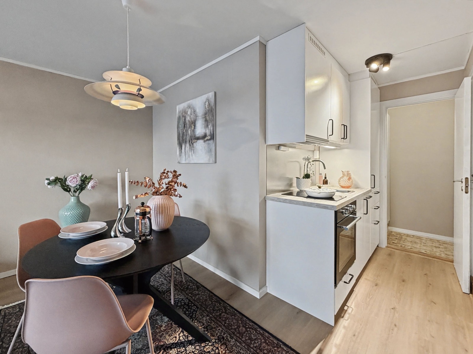 Kjøkkenet ligger i åpen løsning med stuen og ble oppgradert i 2023. Galleribilde