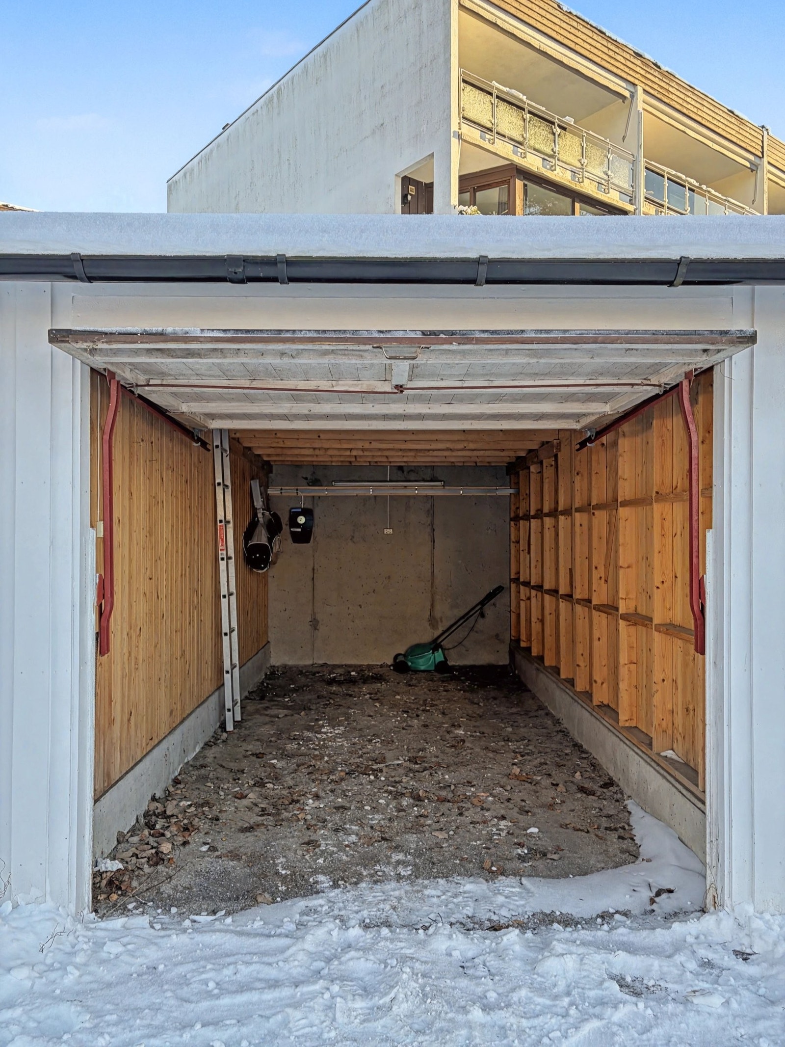 Medfølgende garasje med el-billader. Galleribilde