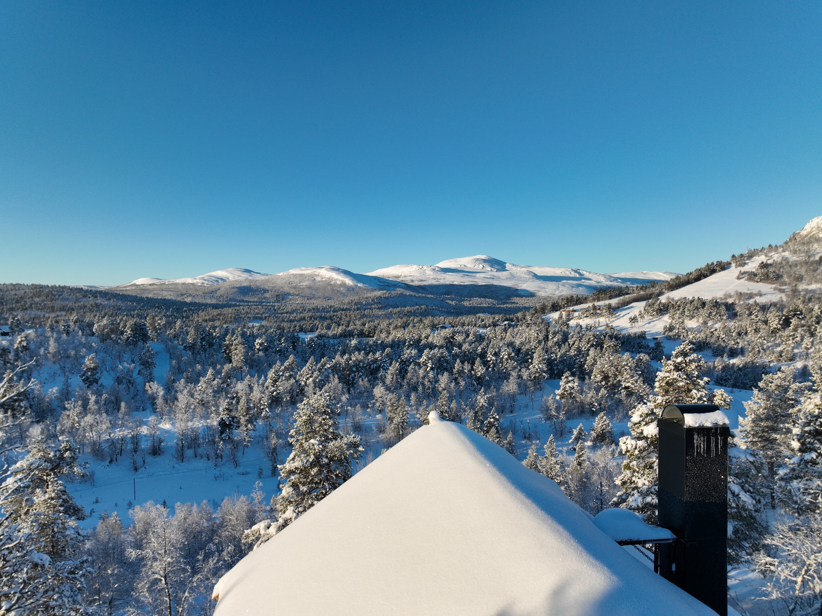 Fra taket på en nabohytte i feltet. Galleribilde