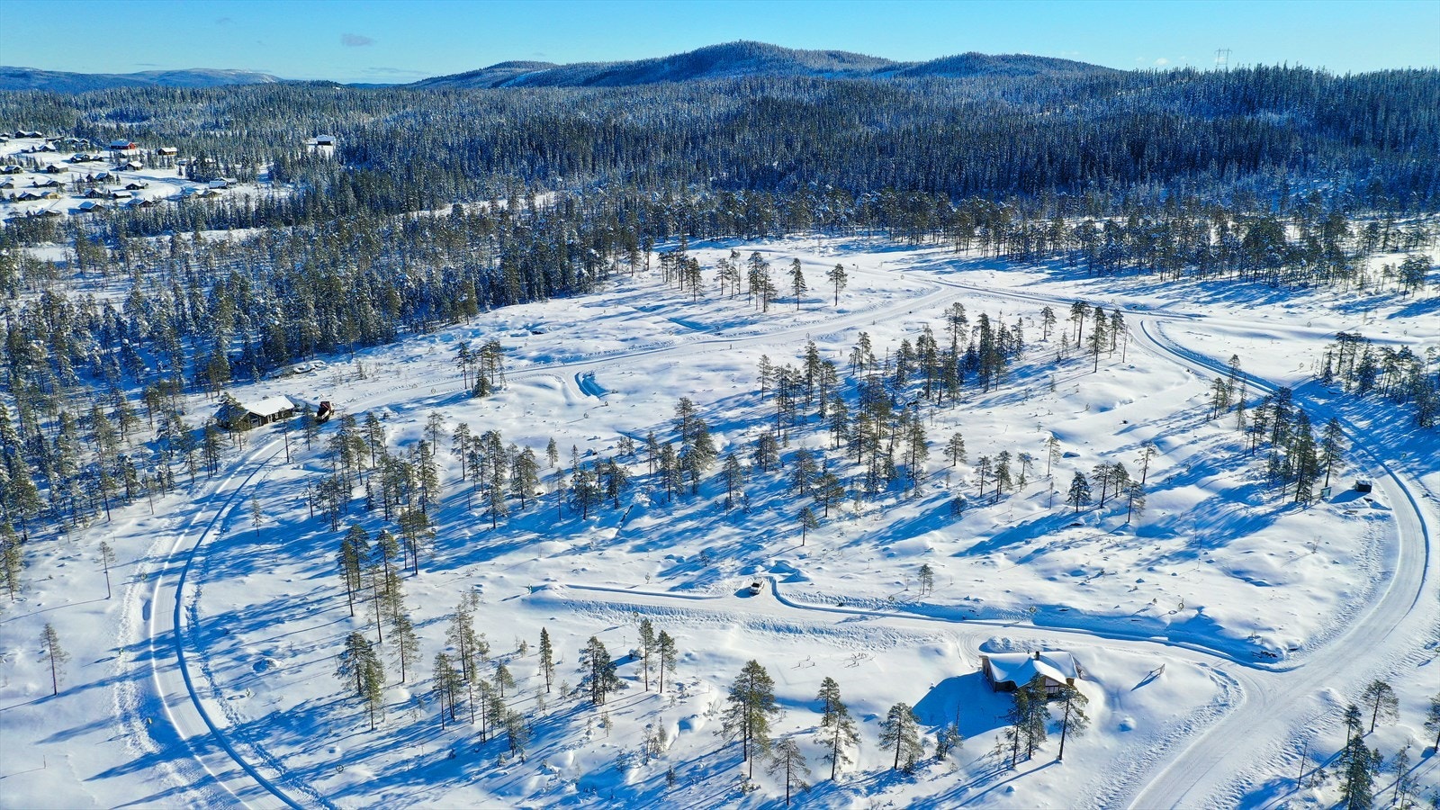 Skiløypene går like i nedkant og overkant av feltet - disse tar deg videre inn på et unikt løypenett i flott turterreng! Galleribilde