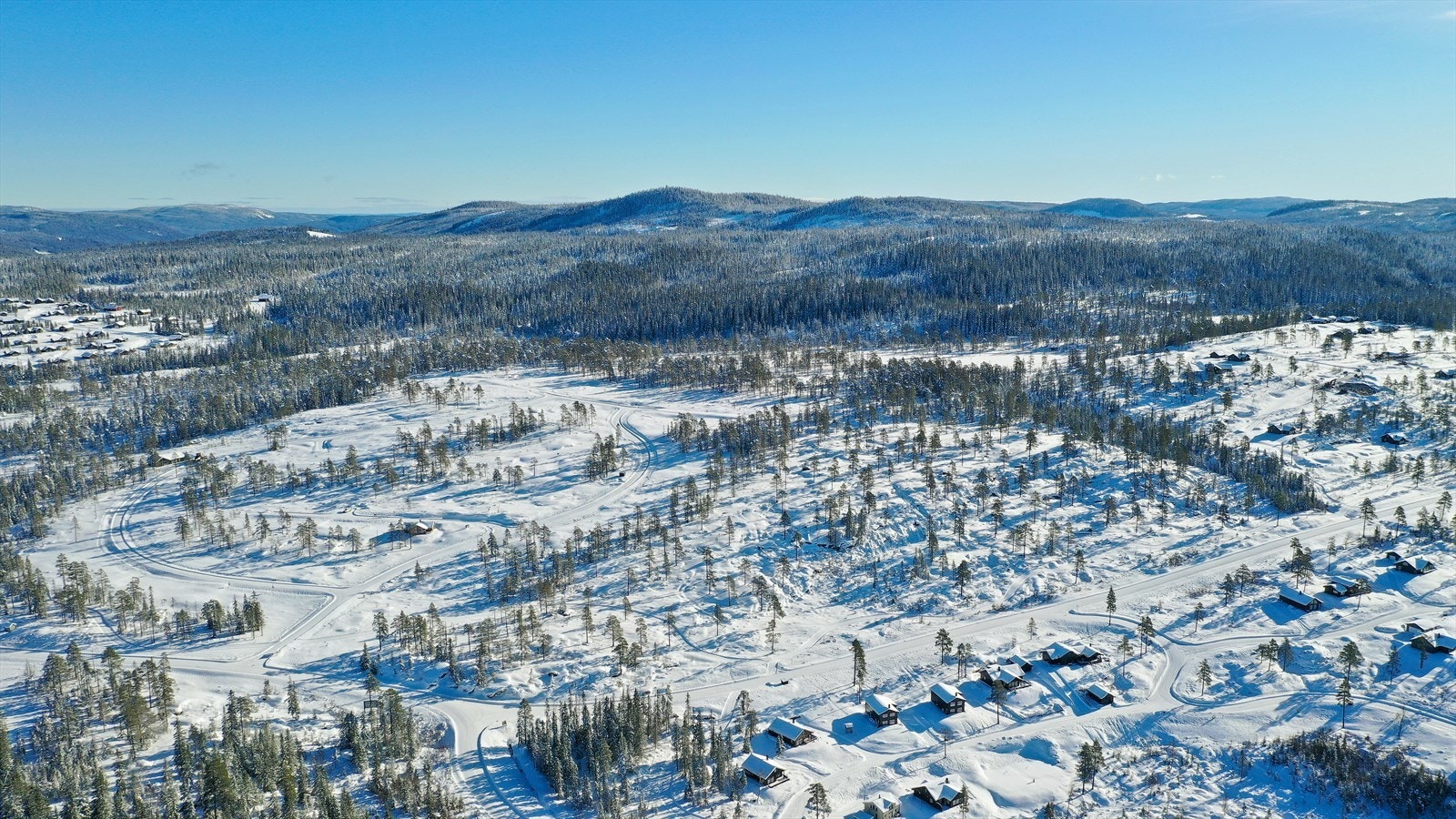 Tomtefeltet ligger helt på pynten mellom tidligere solgte tomter (felt 3 øverst i bildet) og hyttene i Lygnalia. Det gir flere av tomtene en helt unik utsikt og upåklagelige solforhold fra morgen til kveld. Galleribilde