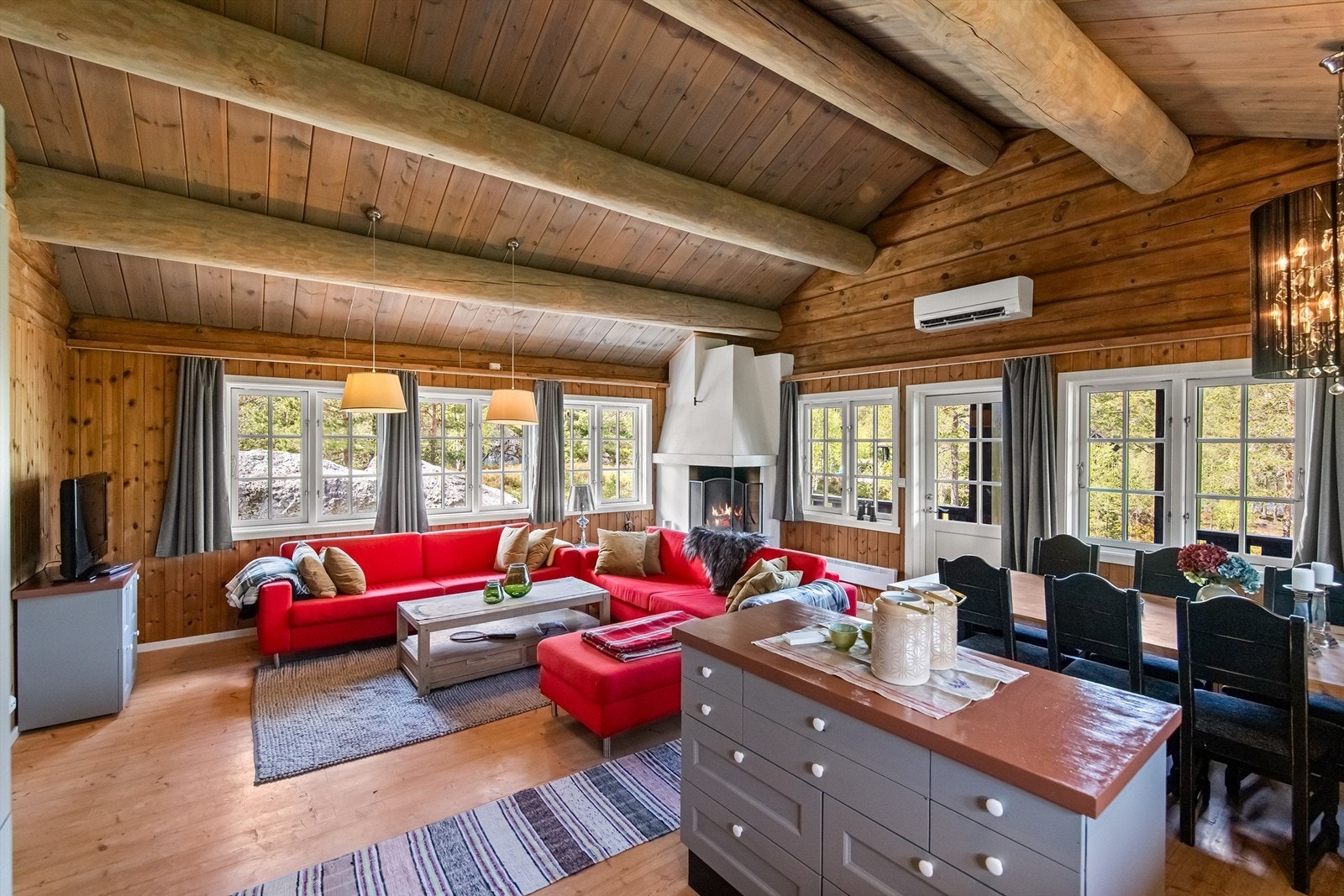 Varmepumpe er også montert samt en deilig peisovn for kjølige vinterdager Galleribilde