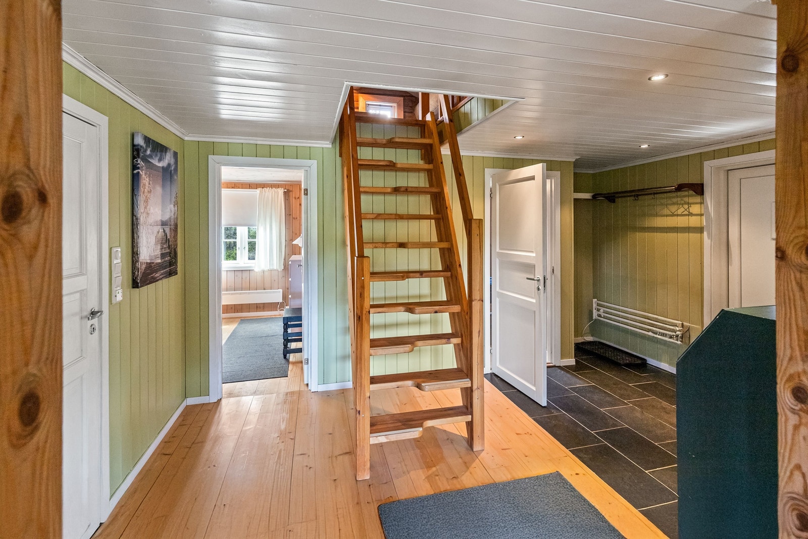 Opp fra gangen er det trapp opp til hems Galleribilde