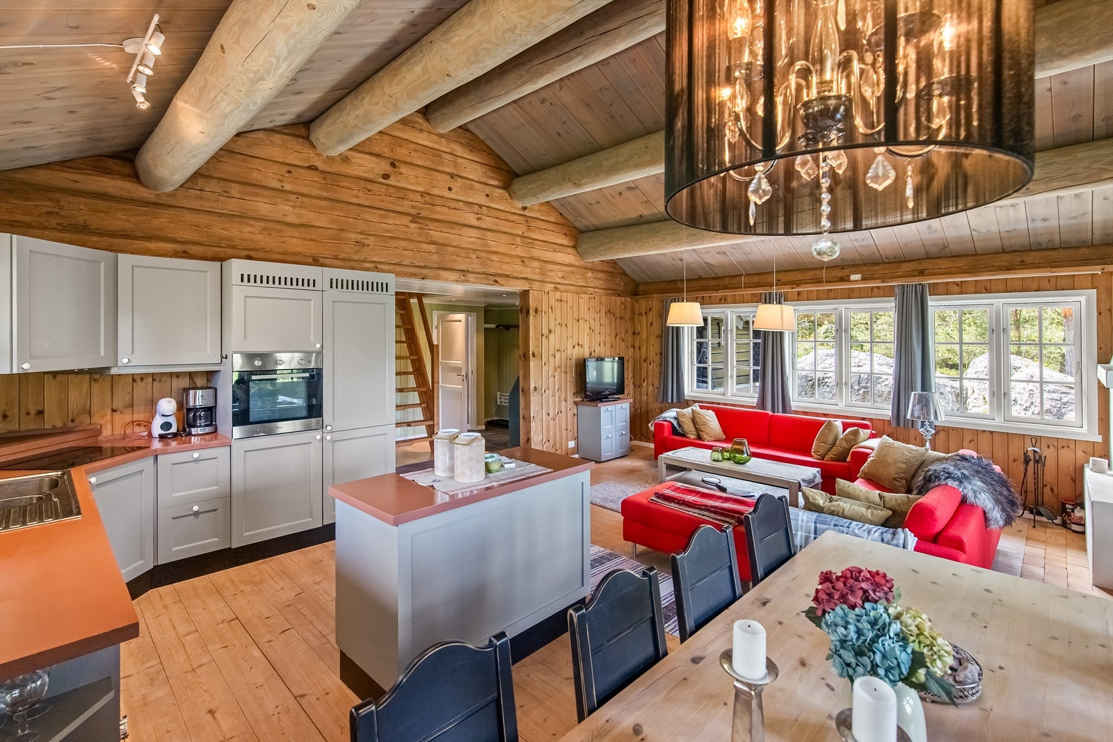 Velkommen inn til et sosialt og fint oppholdsrom Galleribilde