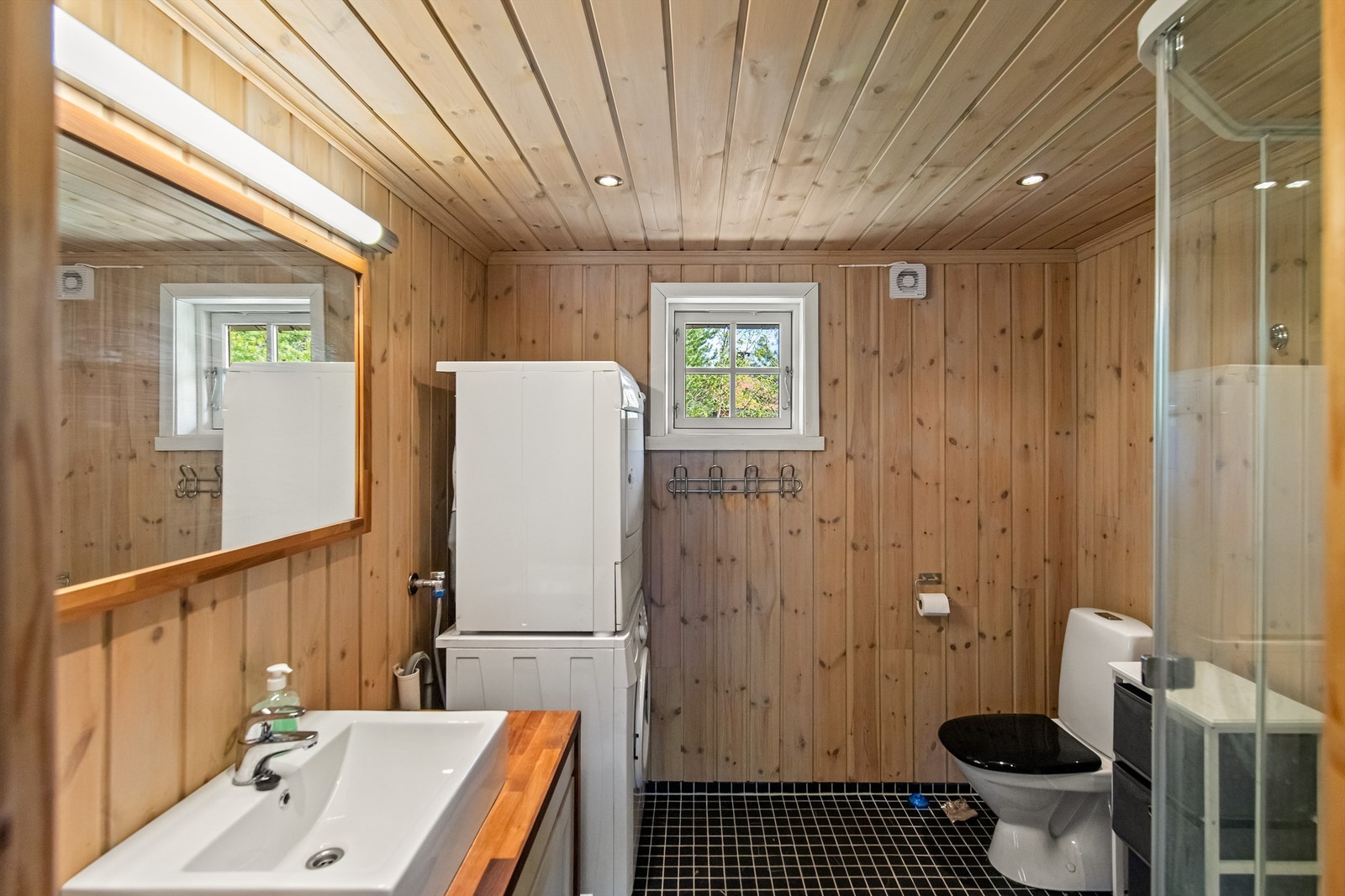 Fint innredet bad med dusjkabinett og servant i innredning Galleribilde