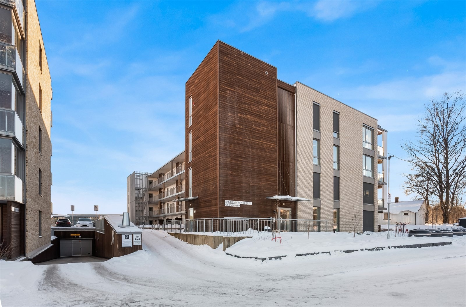 Eiendommen har enkel adkomst og parkering i felles garasjeanlegg. Galleribilde