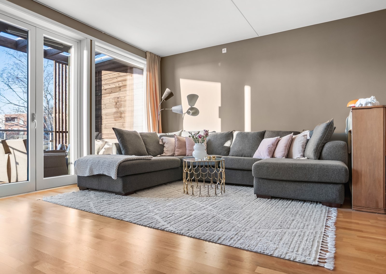 Gjennomgående parkettgulv binder rommene sammen og skaper et helhetlig inntrykk. Galleribilde