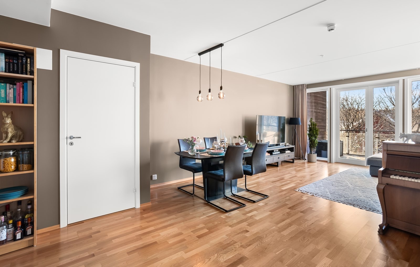 Stuen er romslig og lett å møblere med plass til både sofagruppe og spisebord. Galleribilde